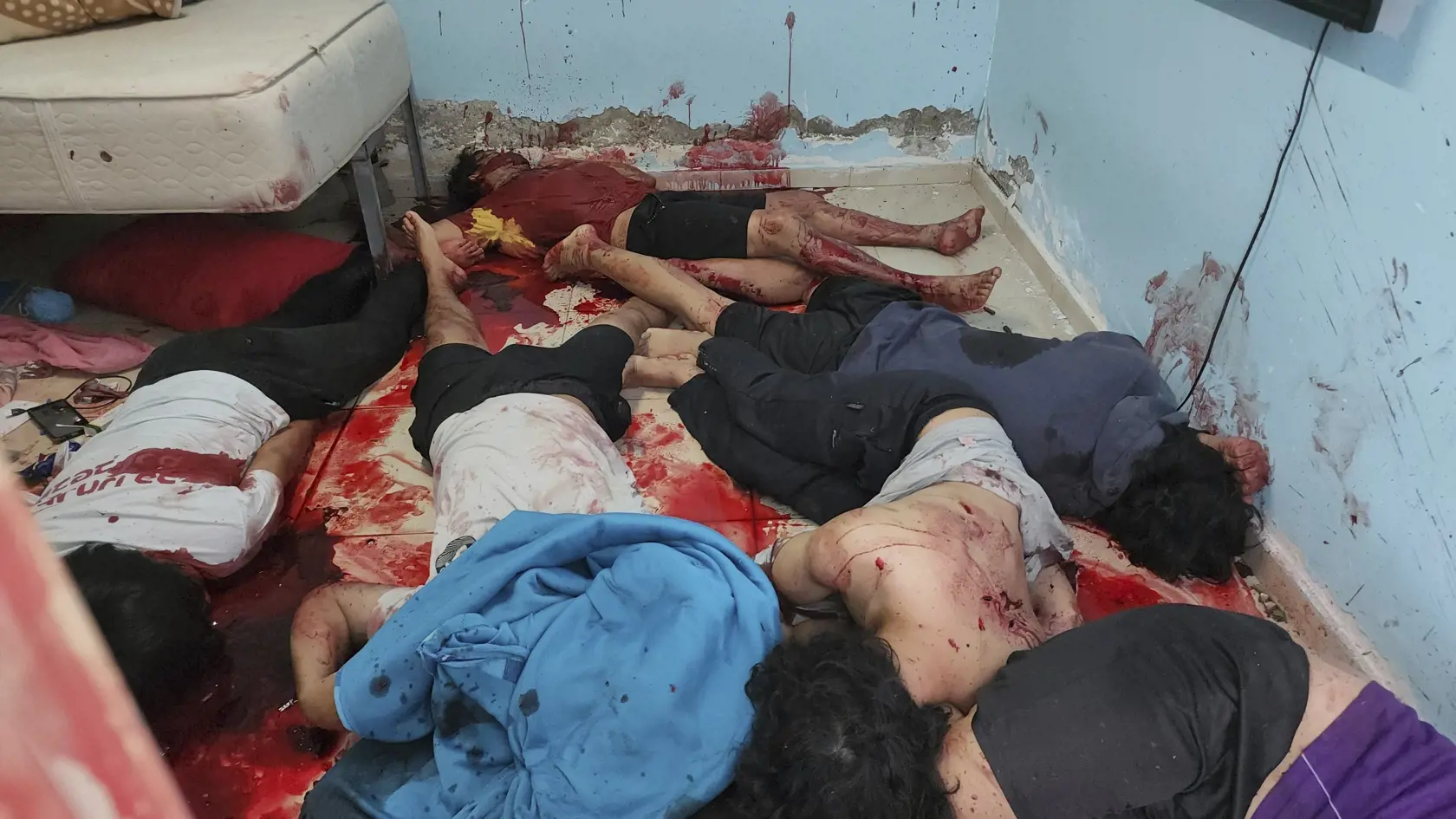 JB 10 Kfar Azza - POZOR NA SILNÝ GRAFICKÝ OBSAH!!! Telá izraelských civilistov ležia v kaluži krvi v dome, kde sa zhromaždili pri palestínskom raketovom útoku z pásma Gazy v meste Kfar Azza, neďaleko hranice s Gazou na juhu Izraela 7. októbra 2023. Izraelské zdravotnícke zdroje uviedli, že masívny útok palestínskych militantov na Izrael si vyžiadal už najmenej 300 obetí na životoch. Ďalších minimálne 1590 ľudí bolo zranených, pričom mnohí z nich utrpeli zranenia vážneho charakteru. Túto informác