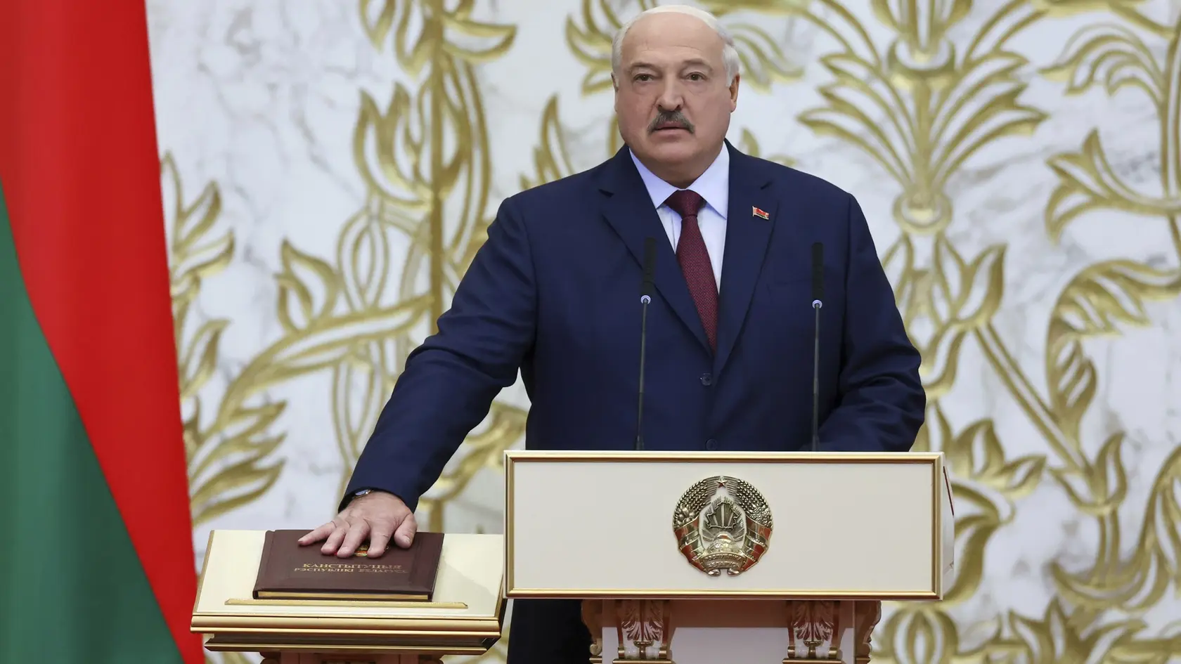 Na snímke bieloruský prezident  Alexandr Lukašenko skladá sľub počas jeho inaugurácie v Minsku 25. marca 2025.