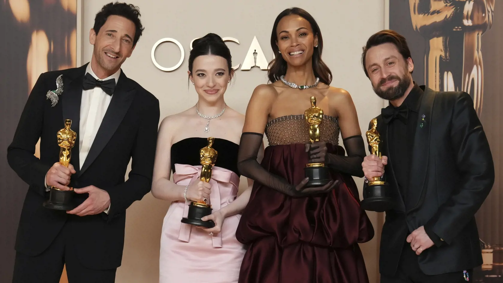 KK19  Los Angeles - Zľava Adrien Brody s cenou v kategórii najlepší herec v hlavnej úlohe za svoj výkon v snímke Brutalista, Mikey Madisonová s cenou v kategórii najlepšia herečka v hlavnej úlohe za výkon v snímke Anora, Zoe Saldanová s cenou v kategórii najlepšia herečka vo vedľajšej úlohe za snímku Emilia Pérez a Kieran Culkin s cenou v kategórii najlepší herec vo vedľajšej úlohe za snímku Skutočná bolesť pózujú na  97. ročníku odovzdávania Oscarov 2. marca 2025 v Los Angeles. FOTO TASR/AP
Adrien Brody, from left, winner of the award for best performance by an actor in a leading role for "The Brutalist," Mikey Madison, winner of the award for best performance by an actress in a leading role for "Anora," Zoe Saldana, winner of the award for best performance by an actress in a supporting role for "Emilia Perez," and Kieran Culkin, winner of the award for best performance by an actor in a supporting role for "A Real Pain," pose in the press room at the Oscars on Sunday, March 2, 2025, at the Dolby Theatre in Los Angeles. (Photo by Jordan Strauss/Invision/AP)