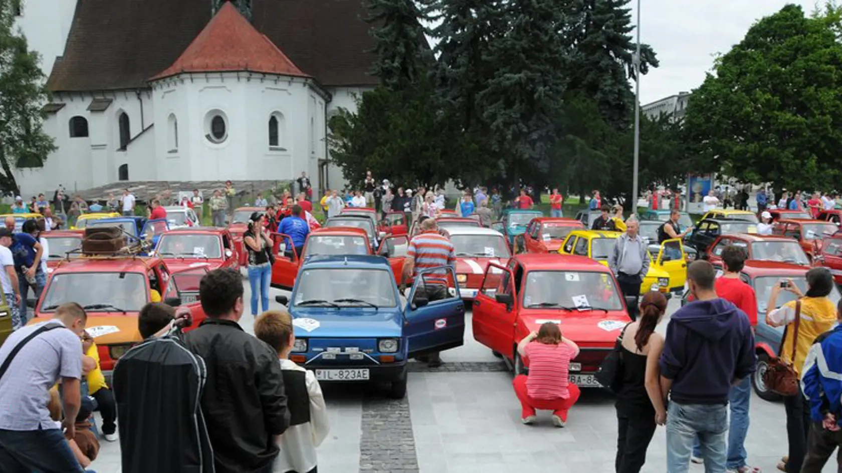 Zraz Fiatov 126: Majitelia vozidiel trúbili a hučali motormi počas 3 minút.