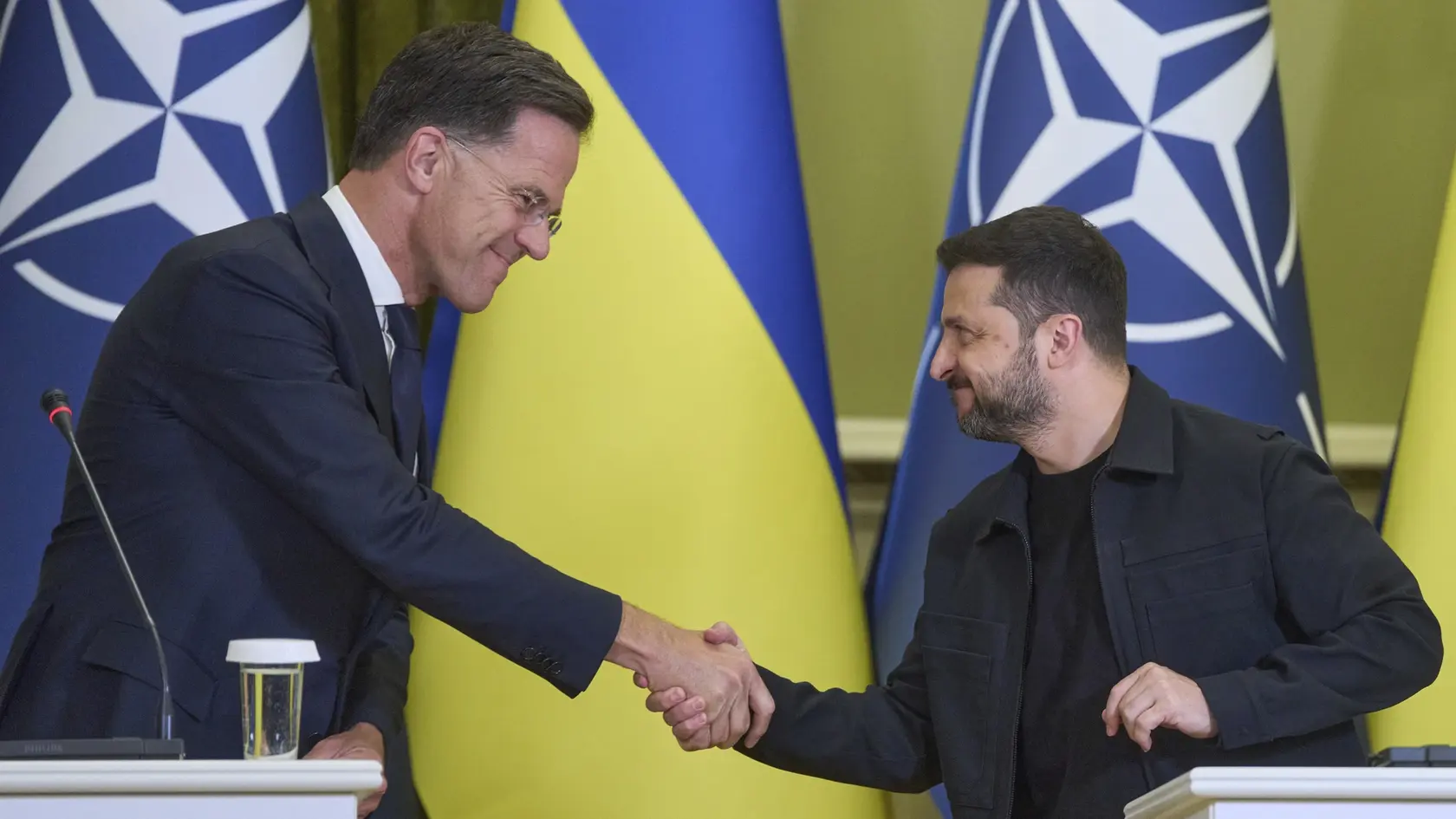Zelenskyj uviedol, že s Ruttem diskutovali o bezpečnostných zárukách pre Ukrajinu zo strany iných štátov, ktoré by podľa neho mali byť podobné článku číslo 5 Severoatlantickej zmluvy.
