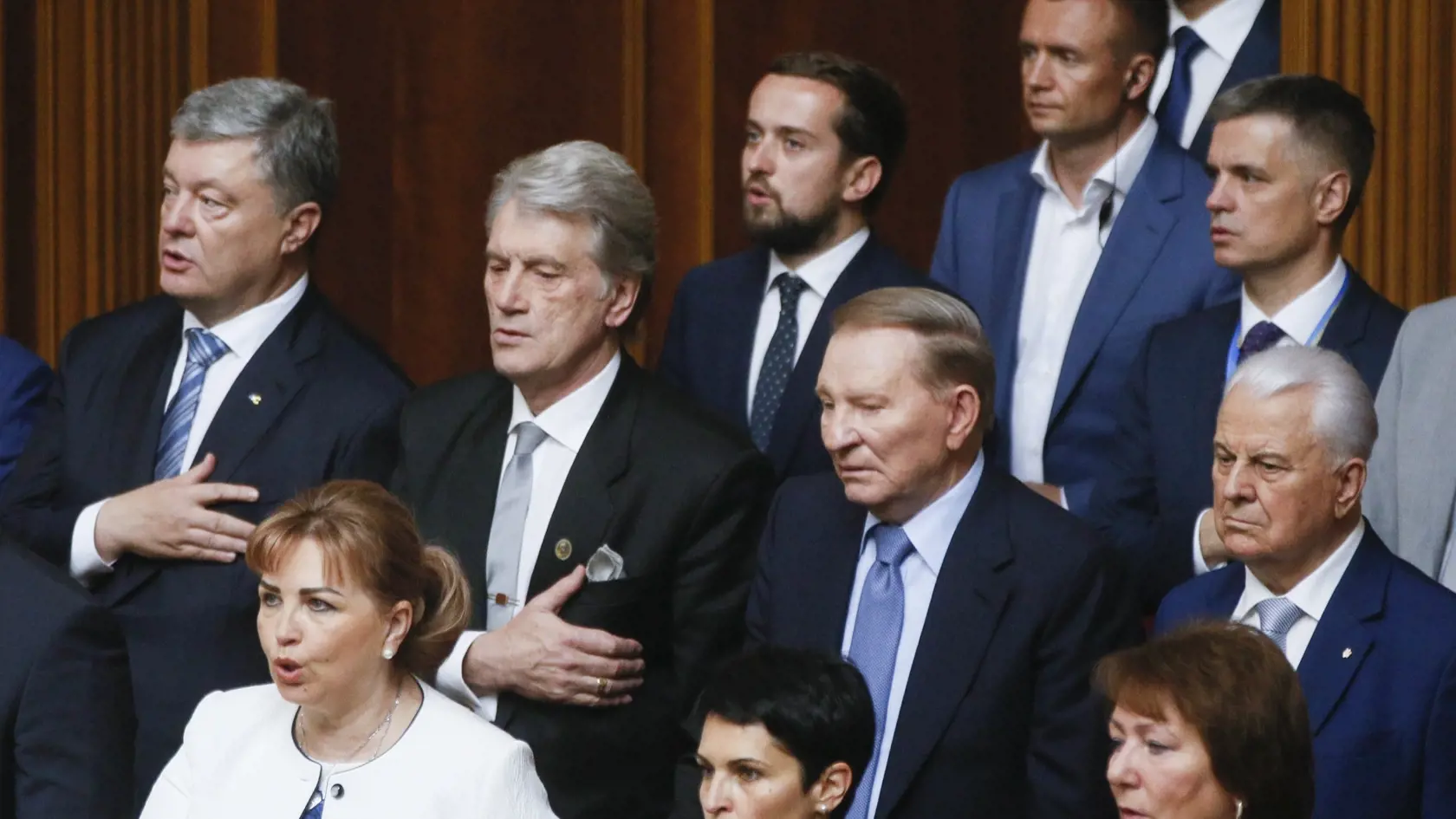 Druhá rada bývalí ukrajinskí prezidenti zľava Petro Porošenko, Viktor Juščenko a Leonich Kučma spievajú ukrajinskú hymnu počas ustanovujúceho zasadnutia nového ukrajinského parlamentu v Kyjeve 29. augusta 2019.