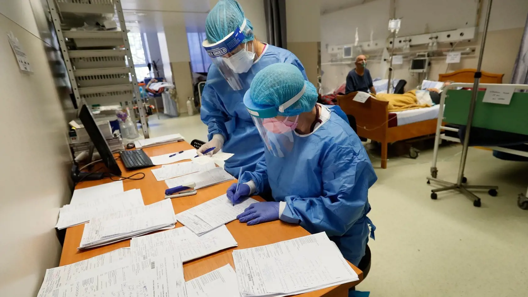 Rumunsko nezvláda boj s koronavírusom: V nemocnici v Bukurešti je preplnená márnica, obete umiestňujú na chodbe.