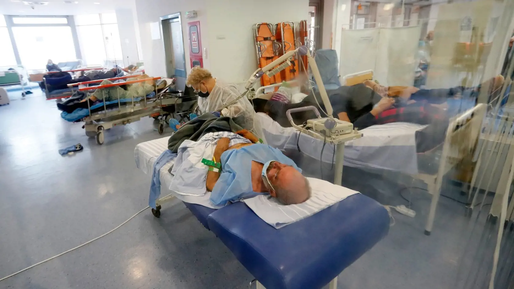 Rumunsko nezvláda boj s koronavírusom: V nemocnici v Bukurešti je preplnená márnica, obete umiestňujú na chodbe.