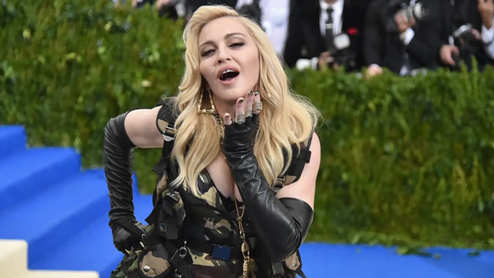 Svetoznáma speváčka Madonna (59) v poslednom čase naháňa fanúšikom strach. Jej fotografie na sociálnych sieťach sú priam strašidelné. Hovorí sa, že jablko nepadá ďaleko od stromu a tu to naozaj platí. Neoholené ženské pazuchy sú trendom medzi feministkami a po matke opakuje aj Madonnina dcéra.