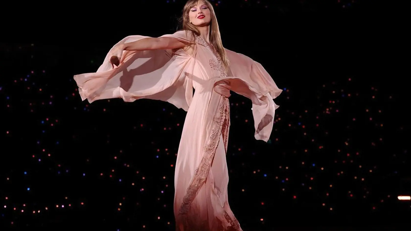 Taylor Swift na svojom turné ERAS TOUR predvádza životnú formu a skvelé outfity.