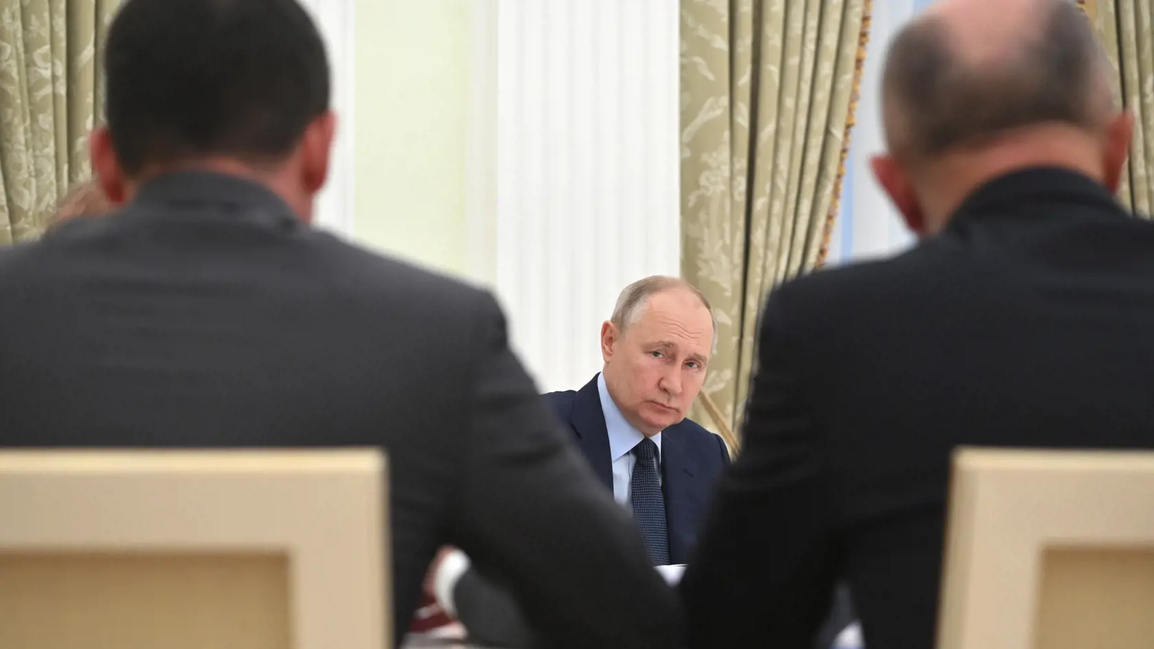 Ruský prezident Vladimir Putin (uprostred) počas stretnutia so šéfmi ruského spracovateľského priemyslu ohľadne priemyselného rozvoja v Kremli v Moskve 3. augusta 2023.