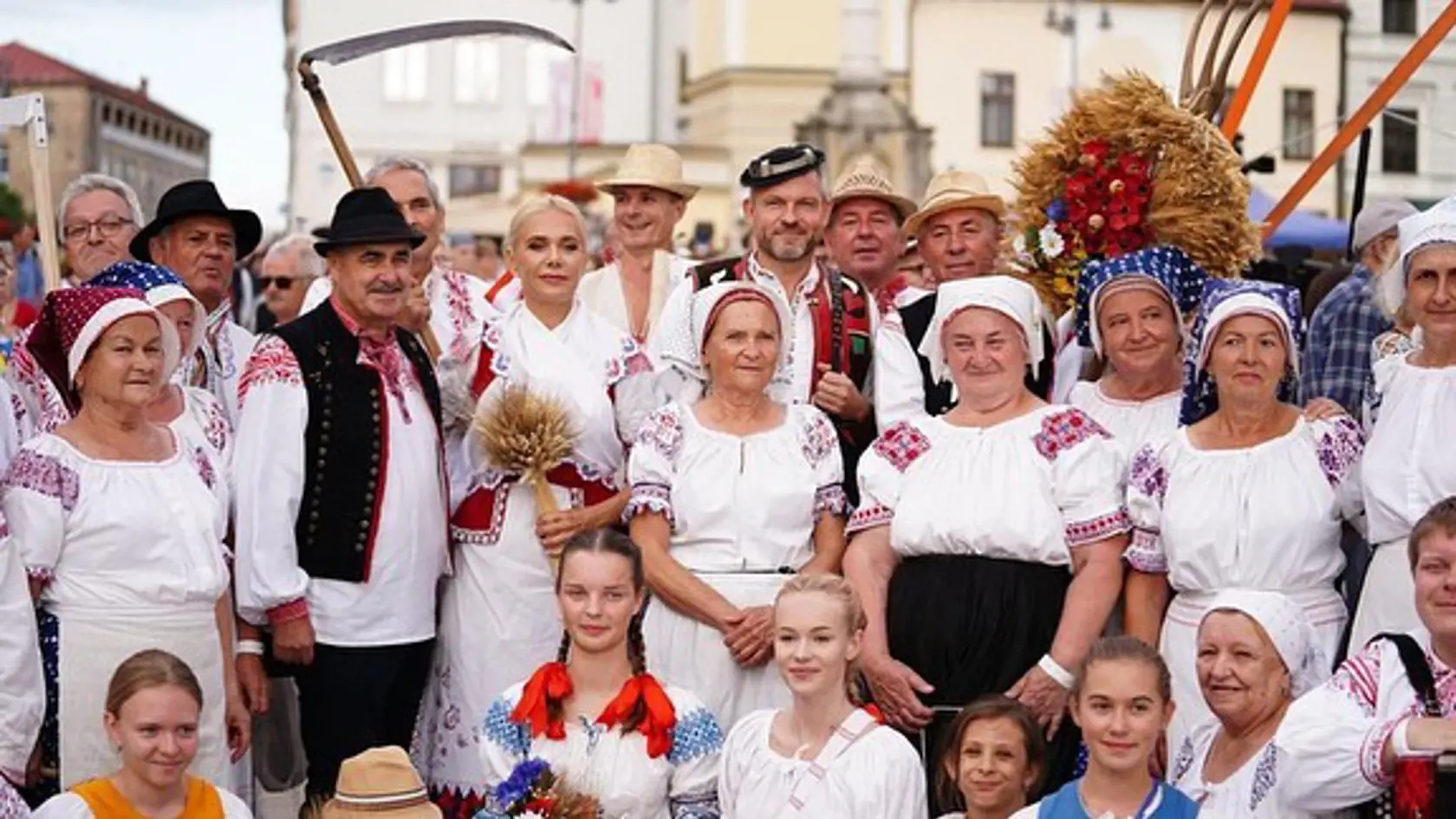 Predseda Hlasu Peter Pellegrini a podpredsedníčka Hlasu Denisa Saková počas 5. ročníka Slovenského dňa kroja.