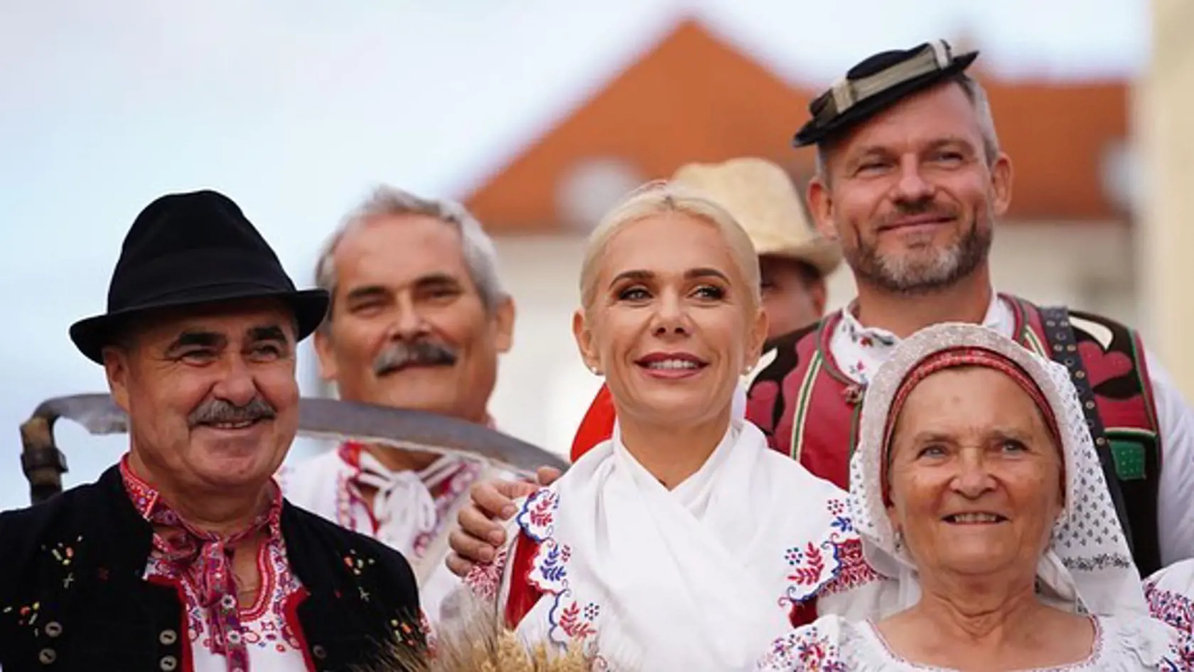 Predseda Hlasu Peter Pellegrini a podpredsedníčka Hlasu Denisa Saková počas 5. ročníka Slovenského dňa kroja.