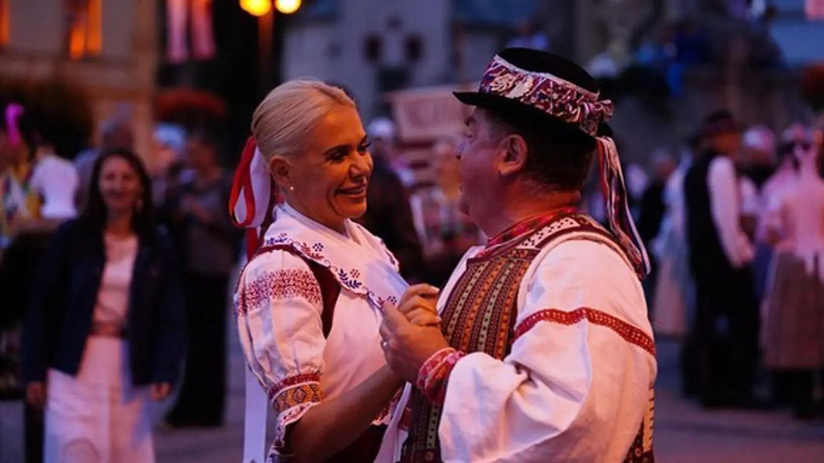 Podpredsedníčka Hlasu Denisa Saková sa nechala na 5. ročníku Slovenského dňa kroja v Banskej Bystrici poriadne povyzvŕtať.