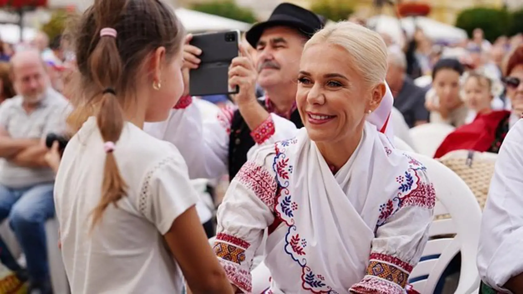 Podpredsedníčka Hlasu Denisa Saková sa počas 5. ročníka Slovenského dňa kroja venovala aj deťom.