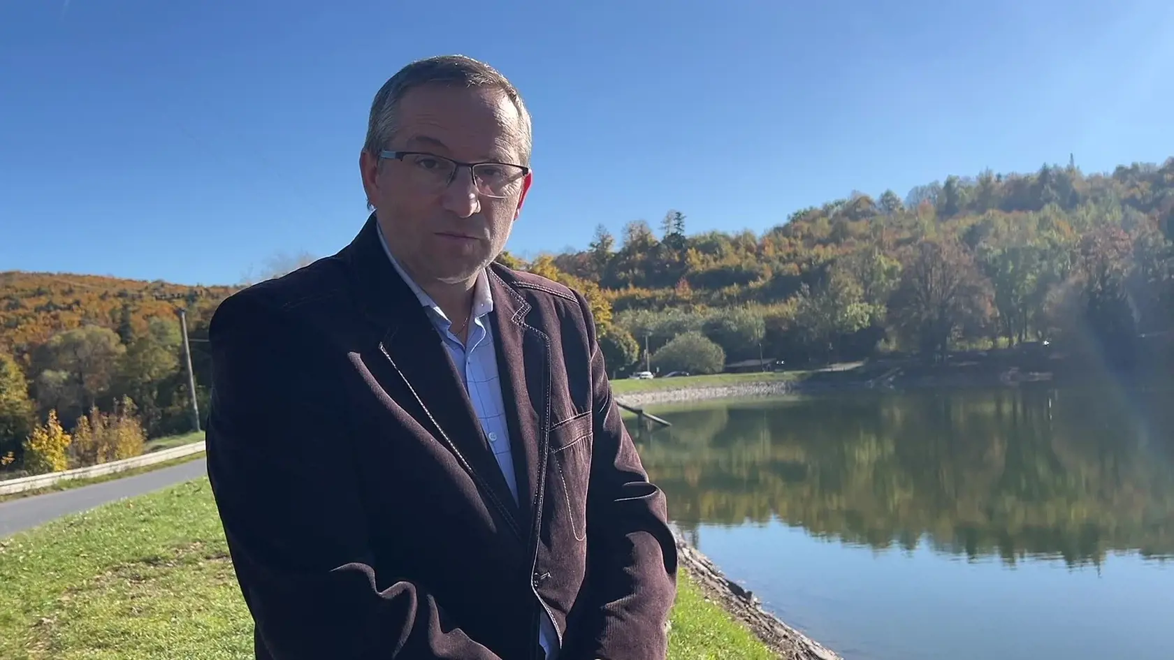 Stanislav Neuschl (51), starosta obce Štiavnické Bane (okr. Banská Štiavnica) našiel niečo, čo ho nielen dobíja energiou, ale aj posilňuje telo a ducha - otužovanie. Napriek tomu, že s touto zimnou aktivitou začal len pred ôsmimi rokmi, dnes sa zúčastňuje rôznych súťaží.