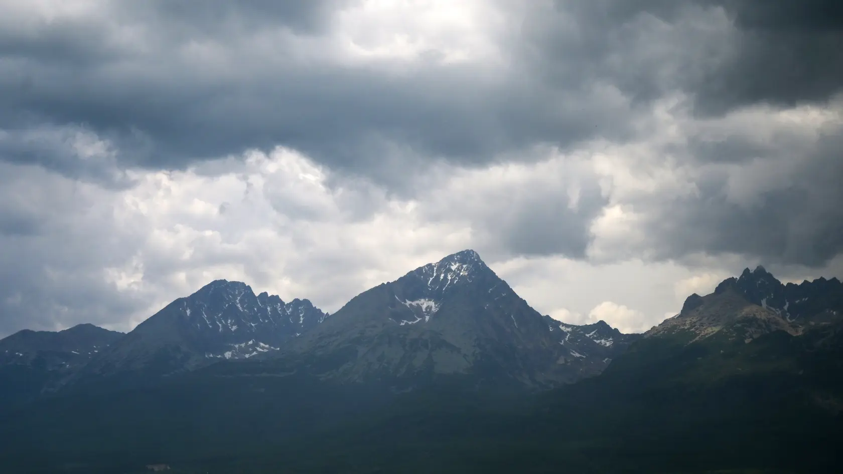 Na snímke pohľad na Vysoké Tatry z Popradu 1. júna 2025.