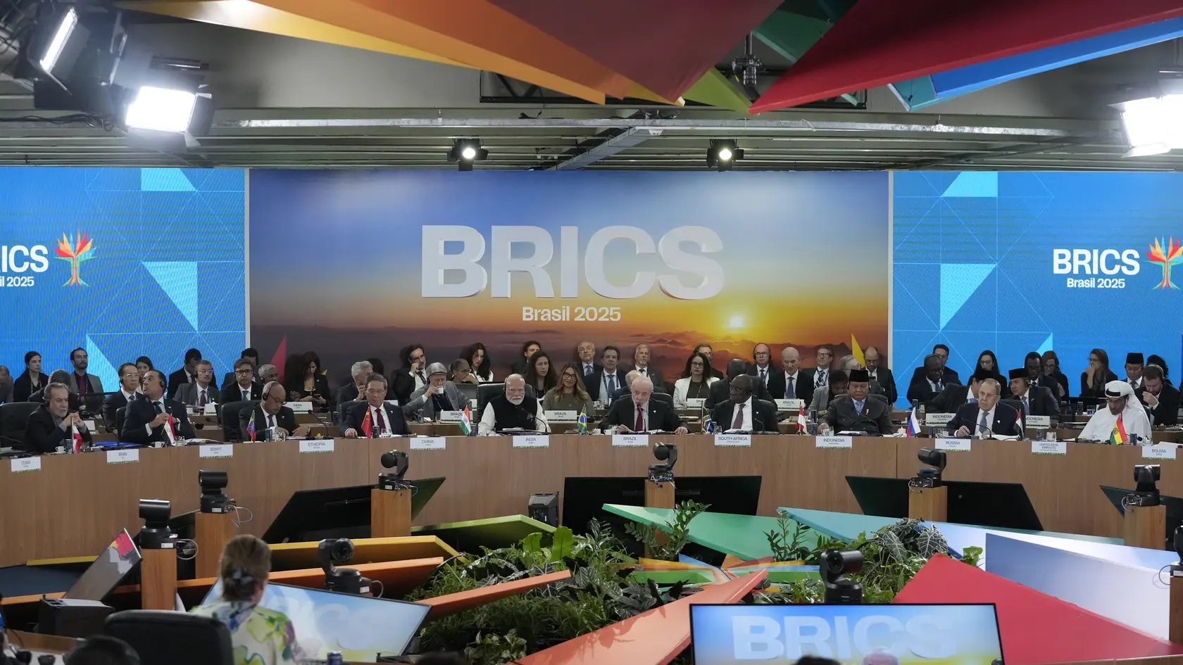 Svetoví lídri počas summitu hláv štátov zoskupenia BRICS v brazílskom Riu de Janeiro 6. júla 2025. 
 

World leaders take part in the 17th annual BRICS summit in Rio de Janeiro, Sunday, July 6, 2025. (AP Photo/Eraldo Peres)