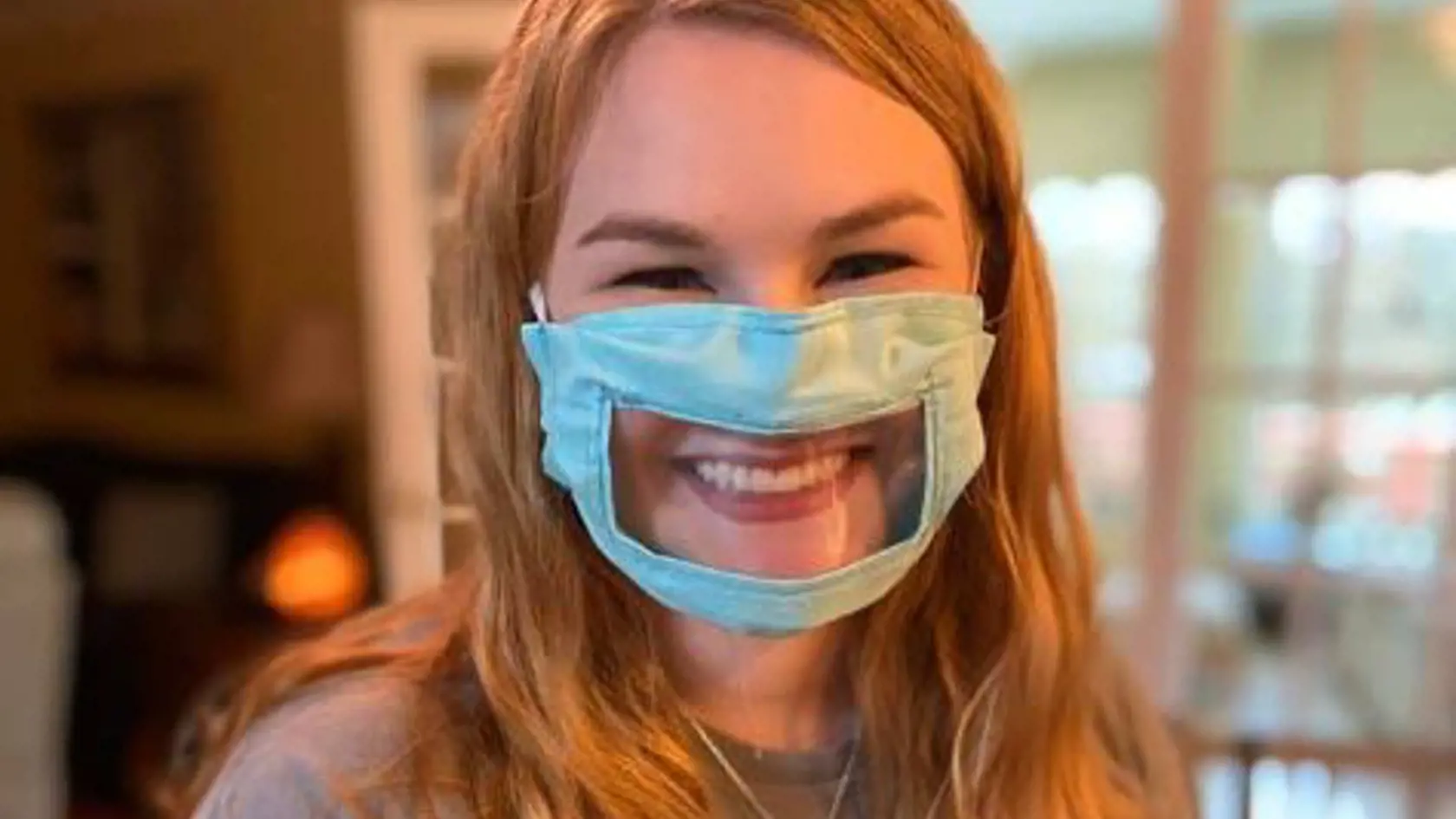 Vysokoškoláčka Ashley vyrába takéto rúška pre nepočujúcich.