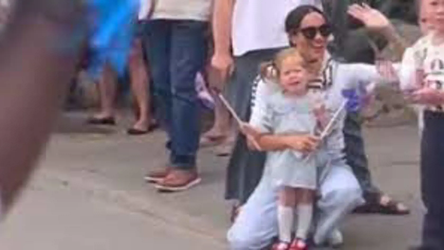 Meghan Markle v spoločnosti Lilibet a princa Harryho na záznamoch bezpečnostných kamier hotela. Rodinka si prišla pozrieť sprievod ku Dňu Nezávislosti.