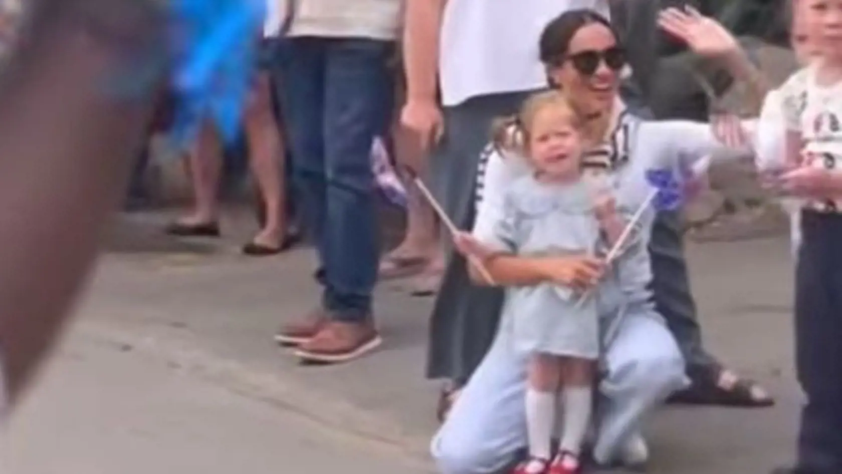 Meghan Markle v spoločnosti Lilibet a princa Harryho na záznamoch bezpečnostných kamier hotela. Rodinka si prišla pozrieť sprievod ku Dňu Nezávislosti.