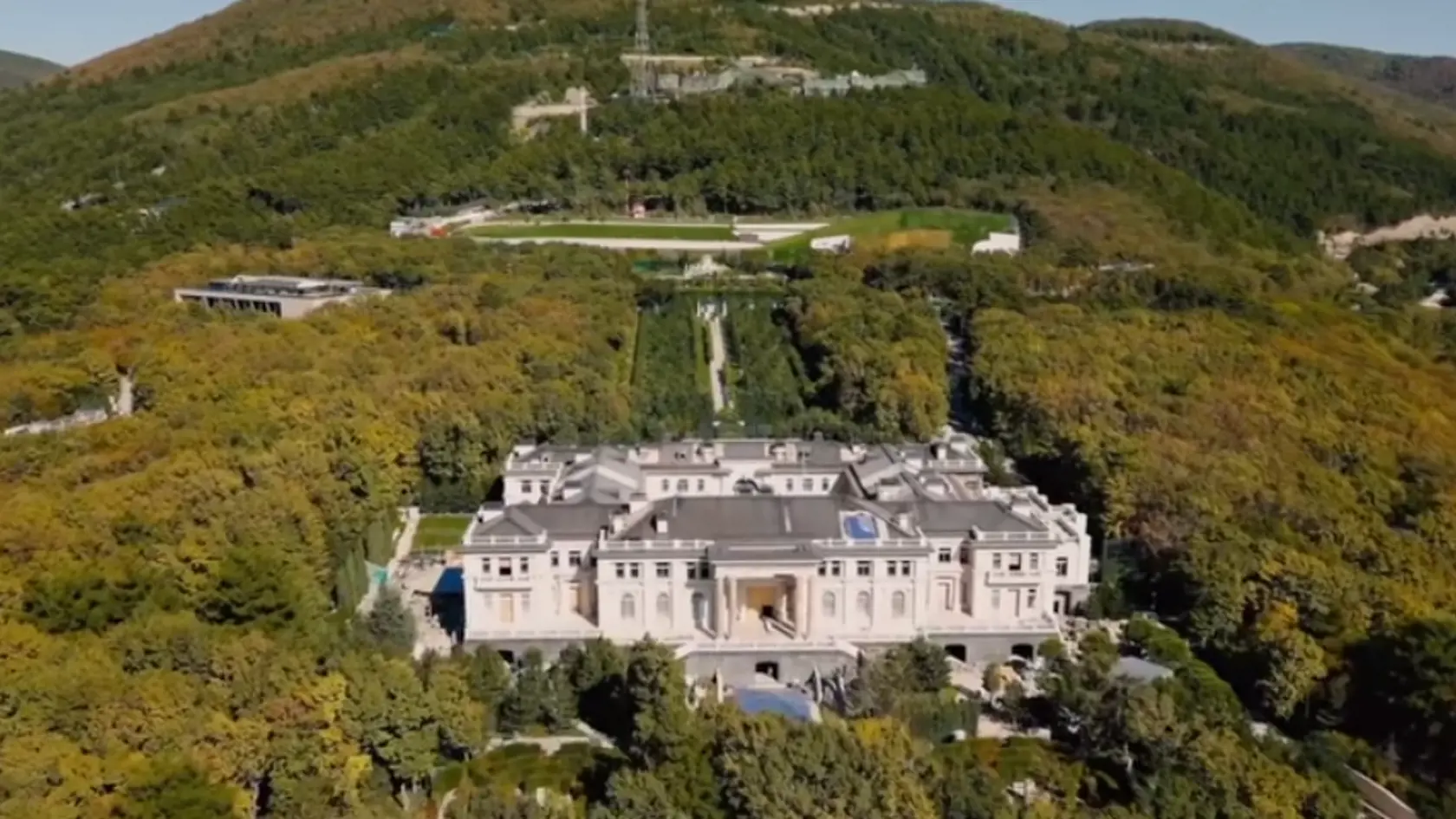 Takúto "daču" vlastní Putin pri Čiernom mori. Mnohí hovoria, že aj prachy, ktoré za ňu vysolil sú rovnako "čierne" teda špinavé.