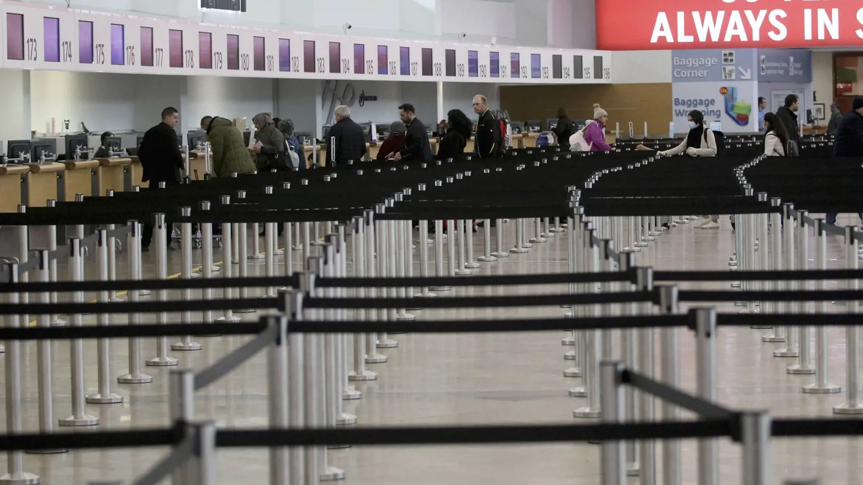 MIK 13 Viedeň - Ľudia prichádzajú na check-in na viedenskom letisku Schwechat, v Rakúsku, 13. marca 2020. Vzhľadom na koronavírus bolo veľké množstvo letov zrušených. FOTO TASR/AP

People at the check in at Vienna's Schwechat airport, Austria, Friday, March 13, 2020. Due to the Coronavirus a large number of flights have to be cancelled. For most people, the new coronavirus causes only mild or moderate symptoms, such as fever and cough. For some, especially older adults and people with existing h