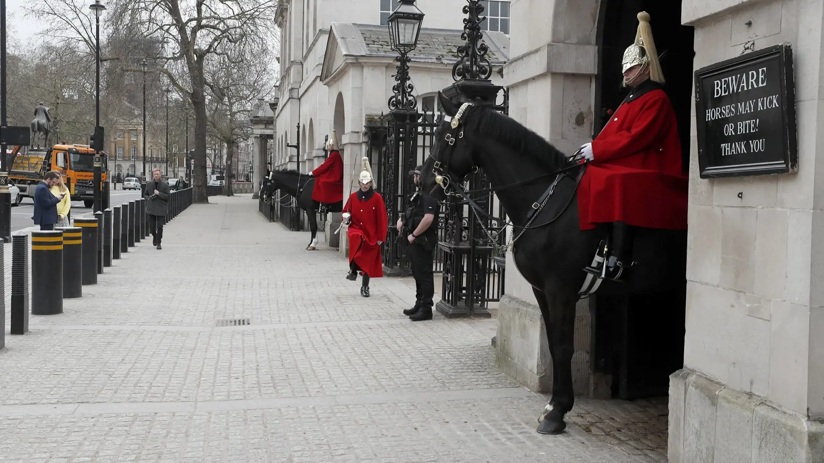 MIK 8 Londýn - Horse Guards, jedna z najlepších turistických atrakcií v Londýne, je po vypuknutí nákazy z koronavírusu takmer prázdna v anglickom Londýne 17. marca 2020. Odborníci z londýnskej vysokej školy Imperial College odporučili britskej vláde, aby krajina sprísnila opatrenia v súvislosti s nákazou koronavírusom. FOTO TASR/AP

Horse Guards, one of London's top tourist attractions is virtually empty after the coronavirus outbreak in London, Tuesday, March 17, 2020. For most people, the new 