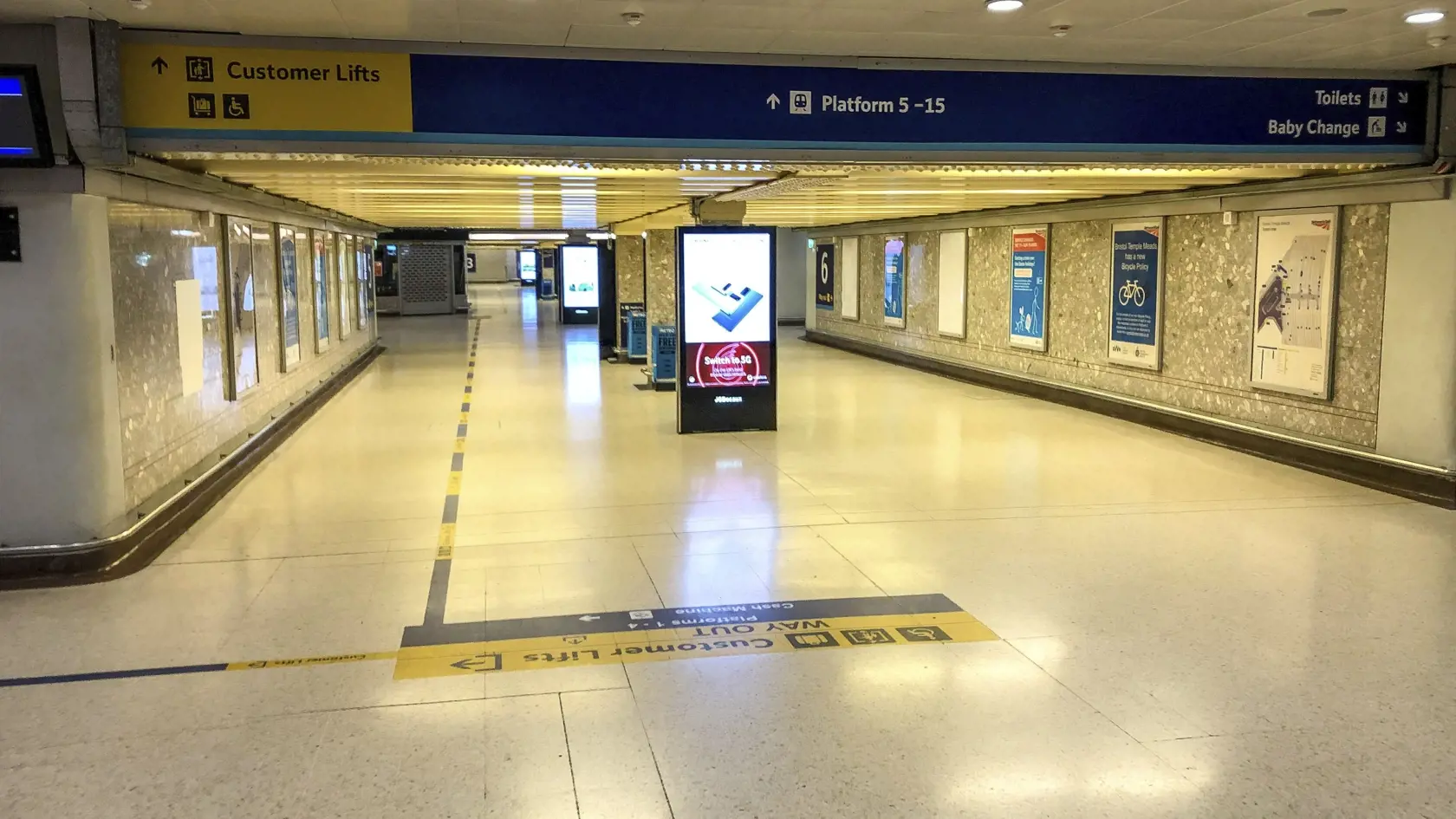 MIK 19 Bristol -  Prázdny vchod do vlakovej stanice Bristol Temple Meads v Bristole 24. marca 2020. Počet úmrtí na nový koronavírus stúpol v Británii v pondelok, teda za jediný deň, o 54. Celkovo tak v tejto ostrovnej krajine evidujú už 335 obetí na životoch. Premiér Boris Johnson zvažuje zavedenie prísnejších opatrení na spomalenia šírenia vírusu, keďže tisíce ľudí v Británii ignorujú príslušné odporúčania vlády. FOTO TASR/AP

The underground platform link at Bristol Temple Meads train station,