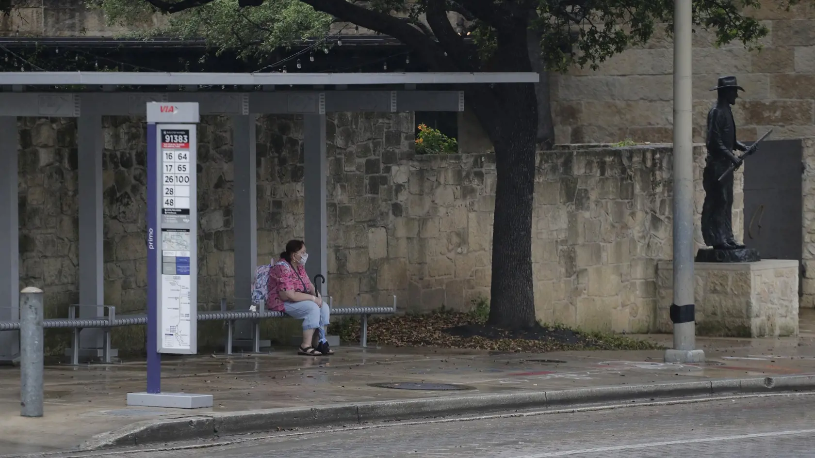 EBE 2 San Antonio - Na snímke žena s ochranným rúškom na tvári čaká na autobusovej zastávke vo vyľudnenom San Antoniu v Texase v noci na 3. apríla 2020. Obyvatelia San Antonia kvôli prepuknutiu choroby COVID-19 ostávajú doma. FOTO TASR/AP
A woman wears a protective face mask as she waits at a bus stop in a mostly deserted downtown San Antonio, Thursday, April 2, 2020. San Antonio is under stay-at-home orders due to the COVID-19 outbreak. (AP Photo/Eric Gay)