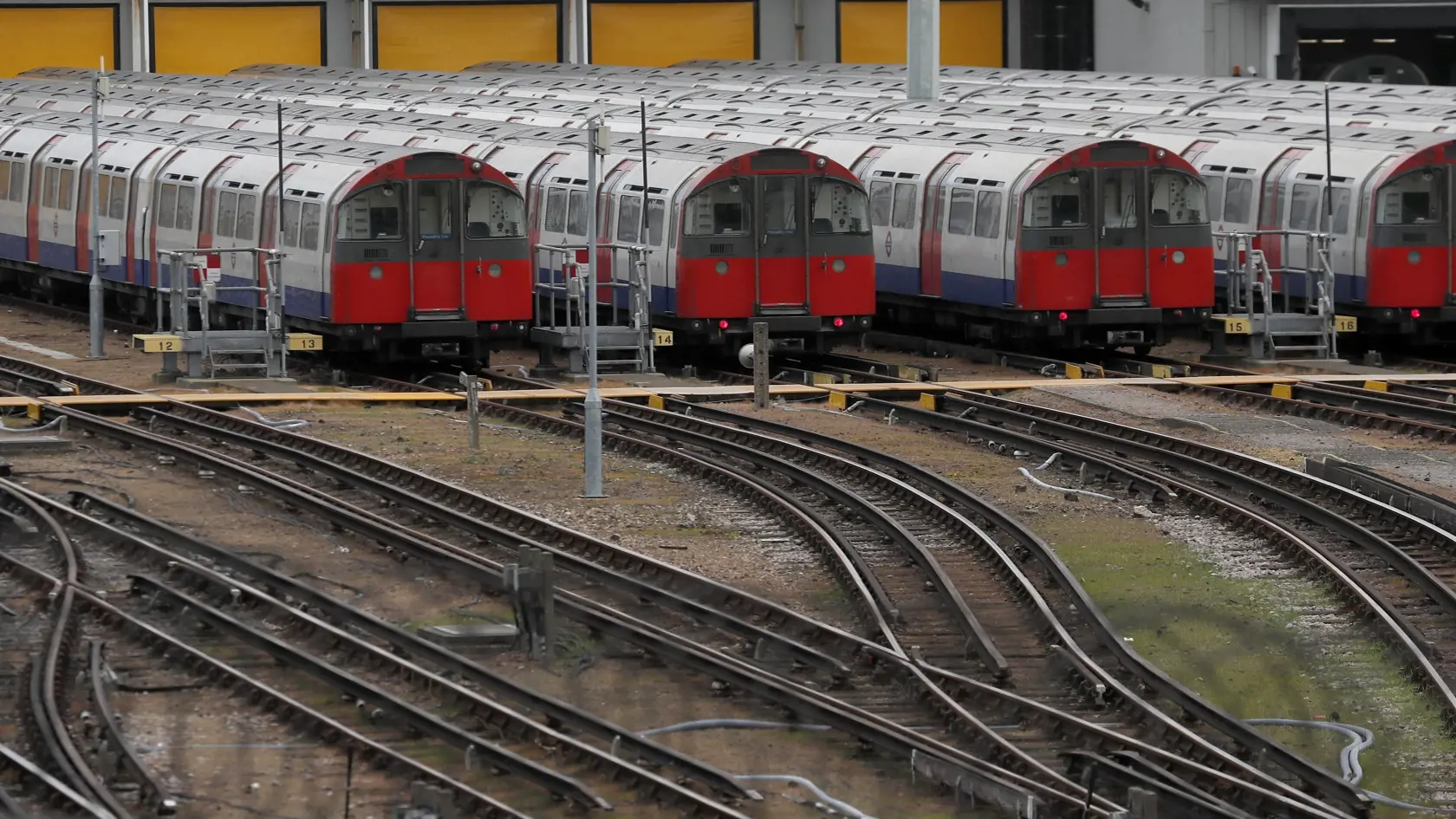 MIK 8 Londýn - V dôsledku prepuknutia pandémie koronavírusu znížila spoločnosť Transport for London svoje služby v Londýe 20. marca 2020. Osobná železničná a autobusová doprava v Spojenom kráľovstve bude v súvislosti so šírením koronavírusu obmedzená. FOTO TASR/AP

London underground trains being serviced in London, Friday, March 20, 2020. Due to the coronavirus outbreak, Transport for London has reduced their service. For most people, the new coronavirus causes only mild or moderate symptoms, s