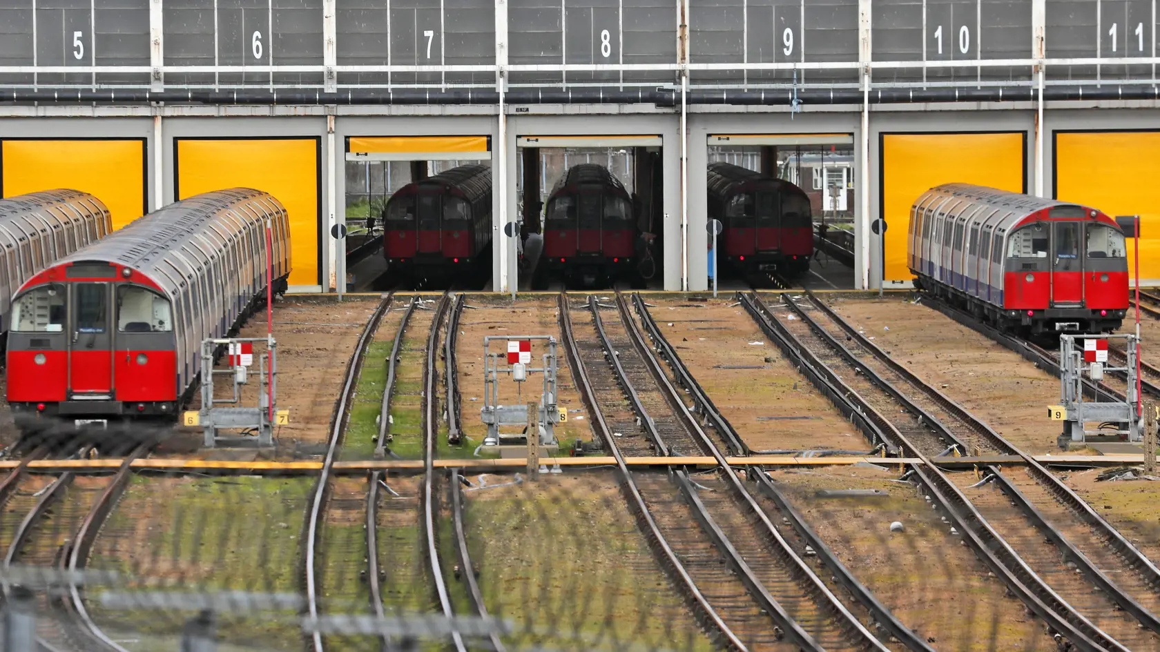 MIK 7 Londýn - V dôsledku prepuknutia pandémie koronavírusu znížila spoločnosť Transport for London svoje služby v Londýe 20. marca 2020. Osobná železničná a autobusová doprava v Spojenom kráľovstve bude v súvislosti so šírením koronavírusu obmedzená. FOTO TASR/AP

London underground trains being serviced in London, Friday, March 20, 2020. Due to the coronavirus outbreak, Transport for London has reduced their service. For most people, the new coronavirus causes only mild or moderate symptoms, s