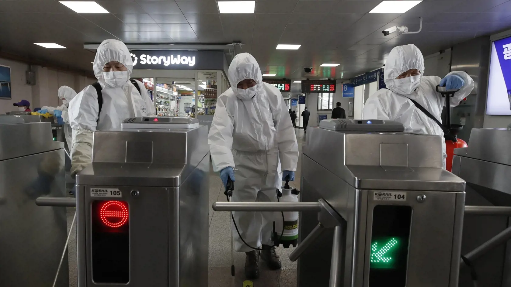 MIK 9 Soul - Pracovníci v ochranných oblekoch preventívne dezinfikujú stanicu metra v Soule, Južná Kórea. 12. marca 2020. FOTO TASR/AP

A worker wearing protective gears disinfects as a precaution against the new coronavirus at the subway station in Seoul, South Korea, Friday, March 13, 2020. For most people, the new coronavirus causes only mild or moderate symptoms, such as fever and cough. For some, especially older adults and people with existing health problems, it can cause more severe illn