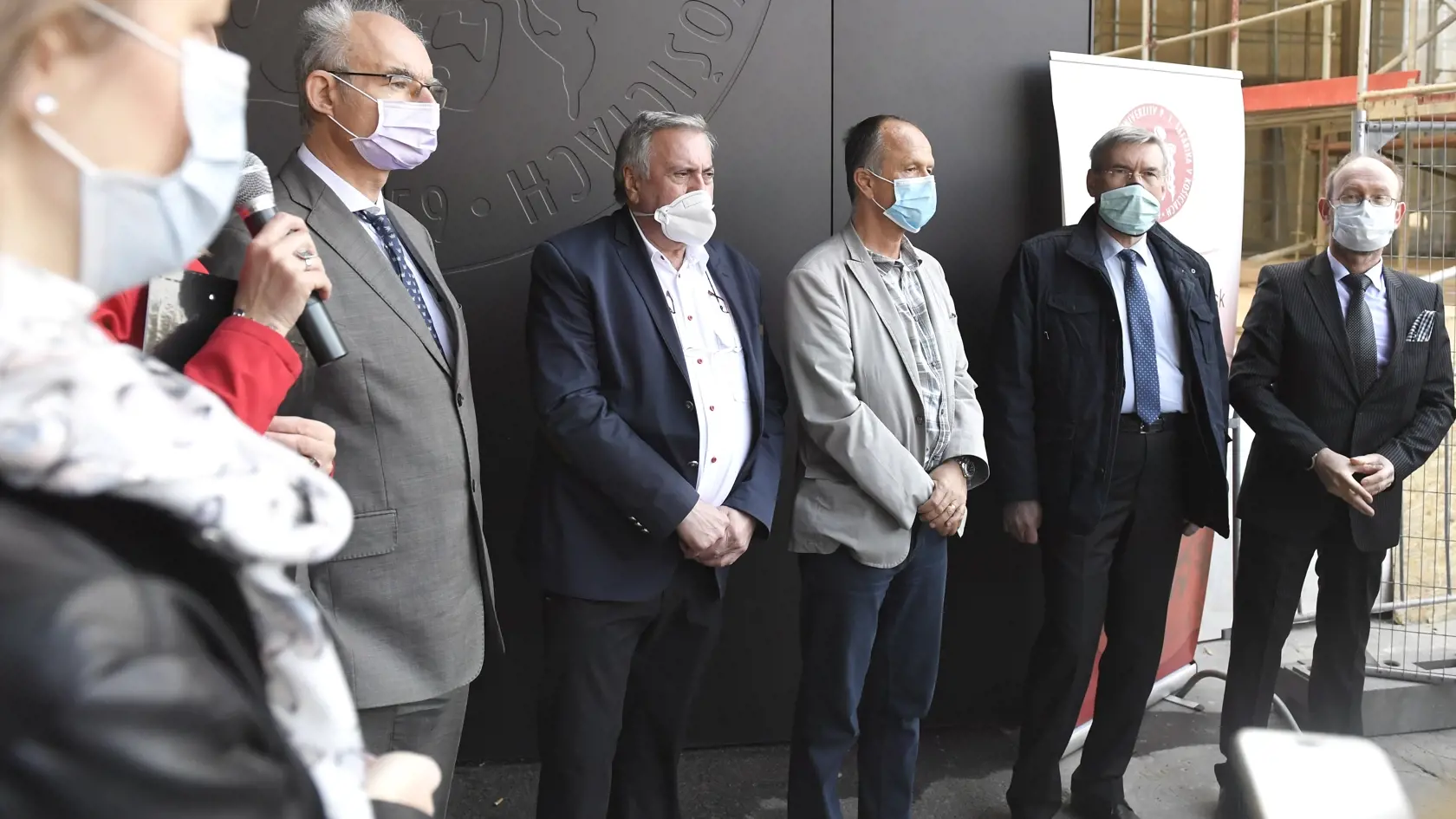 Brífing Lekárskej fakulty Univerzity Pavla Jozefa Šafárika (UPJŠ) v Košiciach na tému vývoj prevratnej umelej pľúcnej ventilácie PMLV navrhnutej skupinou lekárov a vedcov pre výskum pokročilých metód umelej pľúcnej ventilácie na Lekárskej fakulte UPJŠ v spolupráci s vývojármi z Chirany-Medical a.s. Stará Turá, ktorá posúva hranice možností pľúcnej ventilácie u kriticky chorých pacientov. Na snímke sprava prorektor UPJŠ pre rozvoj a európsku problematiku, pracovník Kliniky infektológie a cestovne