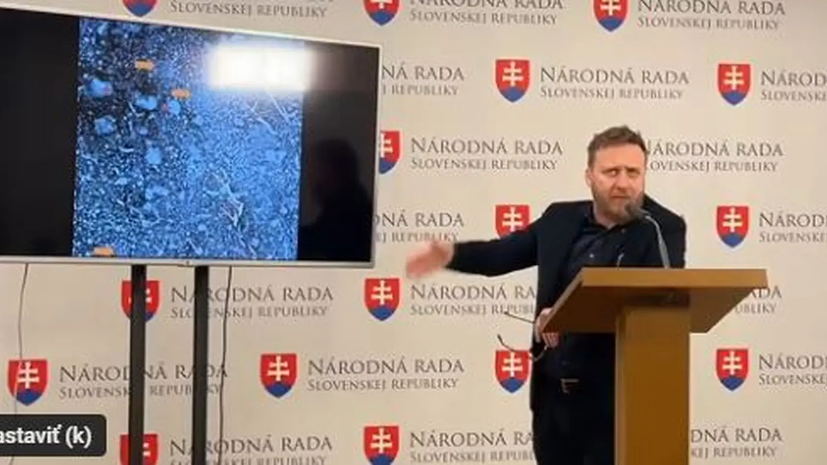 Peter Kotlár ukazuje dôkaz o nebezpečnosti vakcín pre očkovanie.