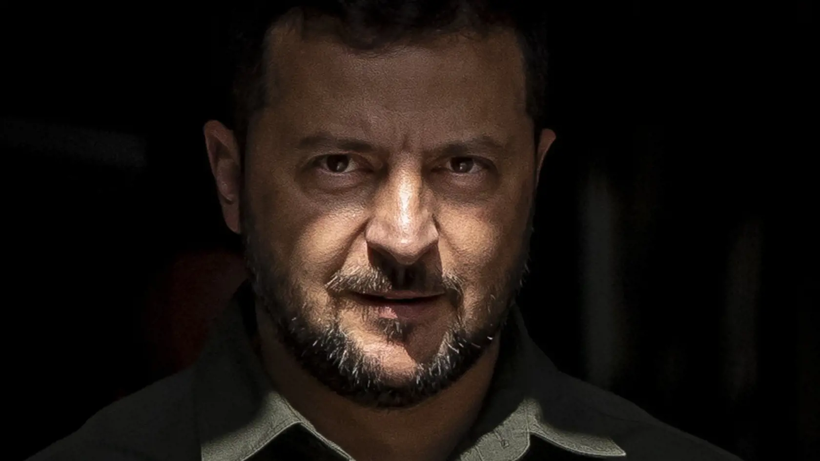 Ukrajinský prezident Volodymyr Zelenskyj sa pozerá na dav ľudí pred budovou dánskeho parlamentu v Kodani v pondelok 21. augusta 2023.