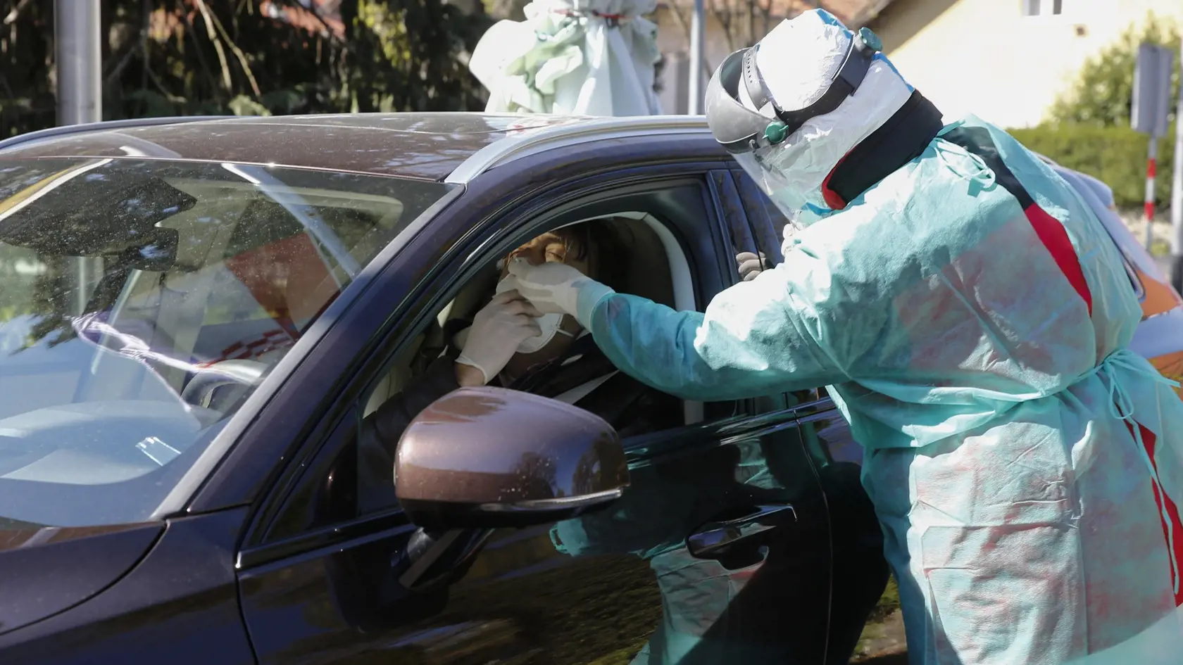 KK26 Záhreb - Na snímke odber vzoriek na odbernom mieste, ktoré slúži na testovanie nového koronavírusu u ľudí priamo z okna auta (systém drive-through), 1. apríla 2020 v Záhrebe. FOTO TASR/AP
A driver is tested for COVID-19 at a drive-through point in Zagreb, Croatia, Wednesday, April 1, 2020. The new coronavirus causes mild or moderate symptoms for most people, but for some, especially older adults and people with existing health problems, it can cause more severe illness or death. (AP Photo/D