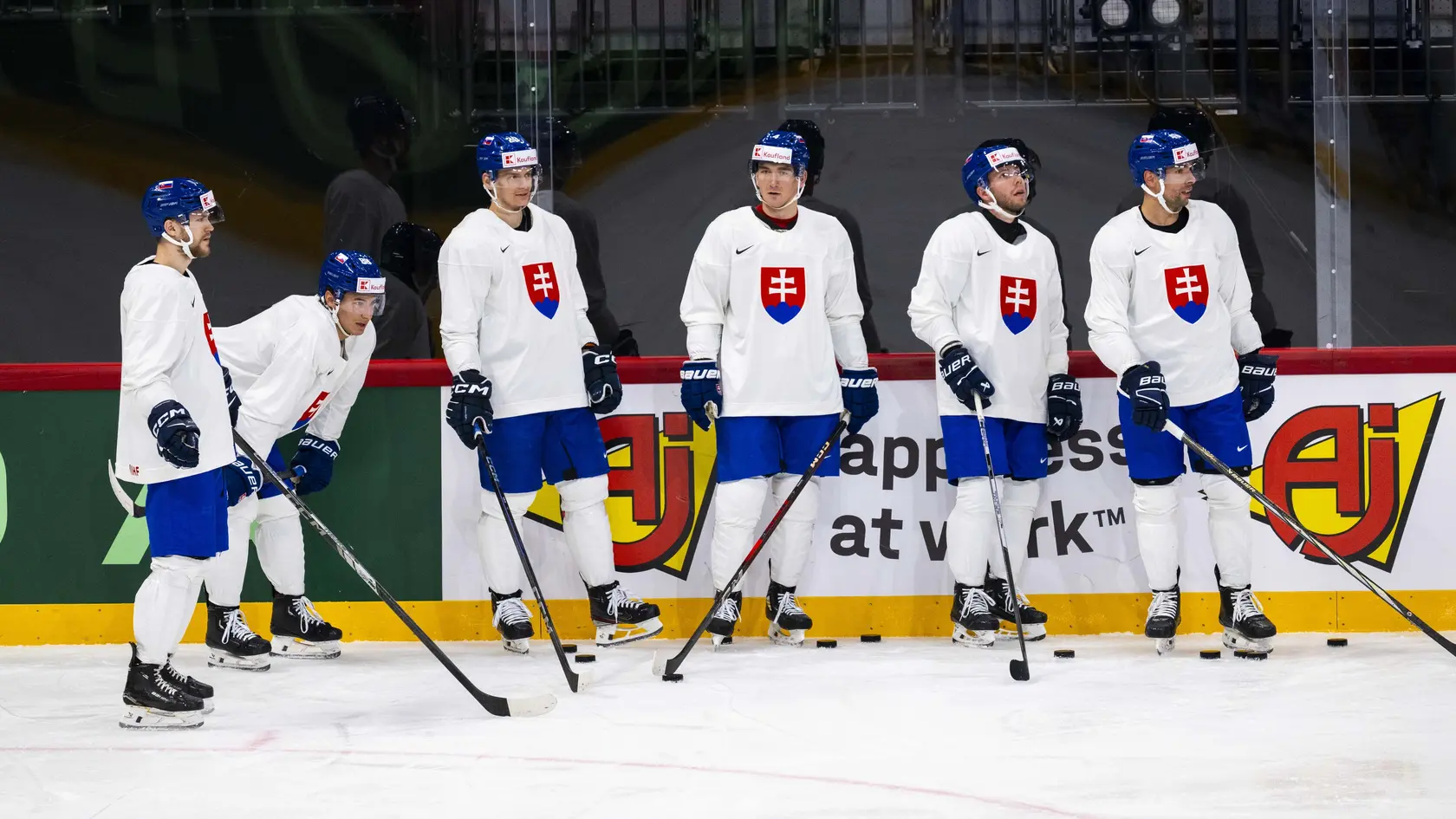 Na snímke hokejoví reprezentanti SR.