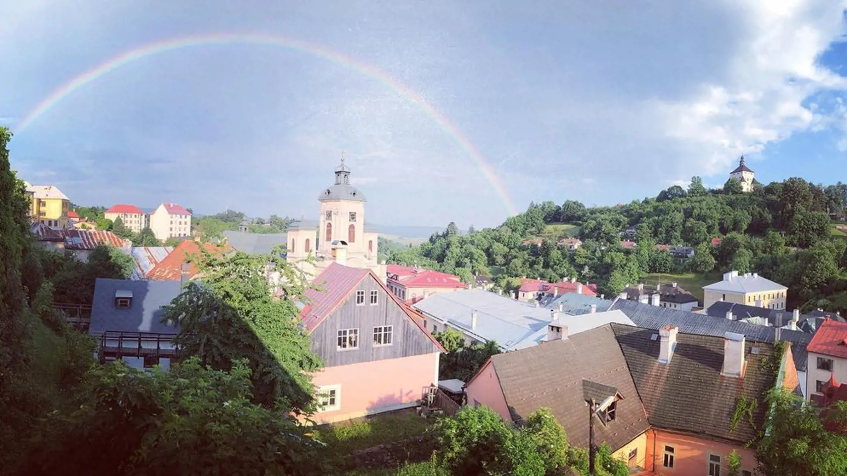 Rodné mesto Zdenky Prednej, v ktorom žije aj so svojou rodinou, je malebné. Podľa jej slov sa v Banskej Štiavnici cíti, akoby bola každý deň na dovolenke.