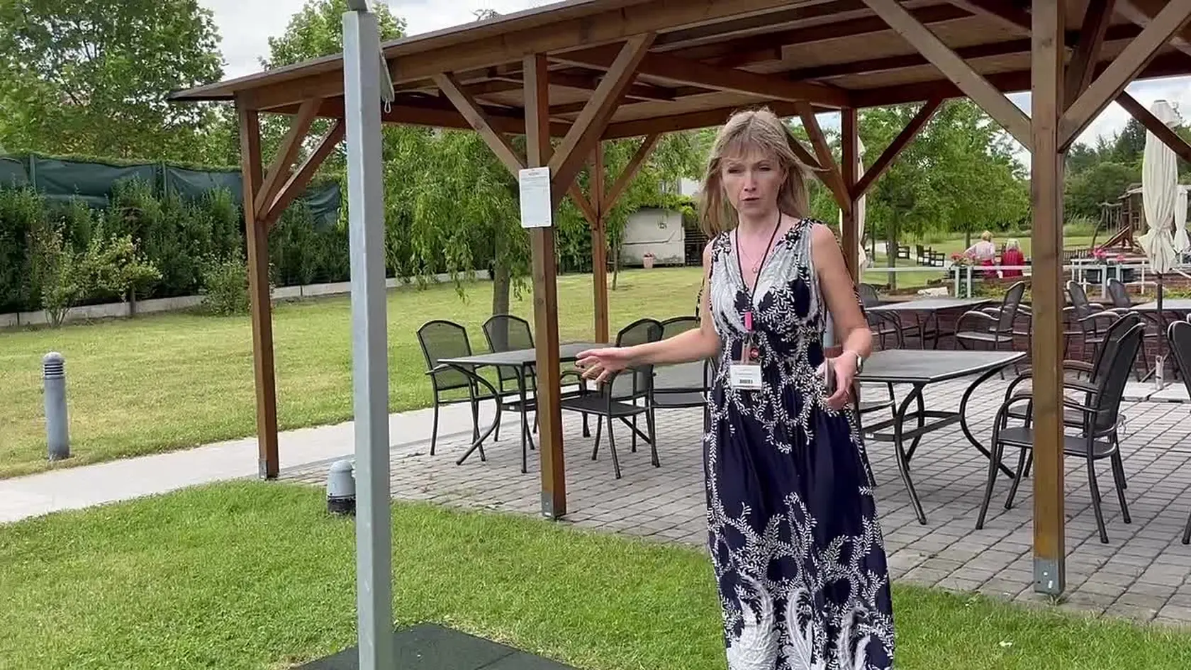 Sociálna pracovníčka Lenka Škodová hovorí,  že najmä noví klienti sa v prvých dňoch chcú vrátiť domov. "Preto tu v parku máme autobusovú zastávku. Pomôžeme im pobaliť a vyberieme sa na autobus, ktorý nepríde. Tak tam chvíľu posedíme a potom sa chcú vrátiť domov, teda k nám