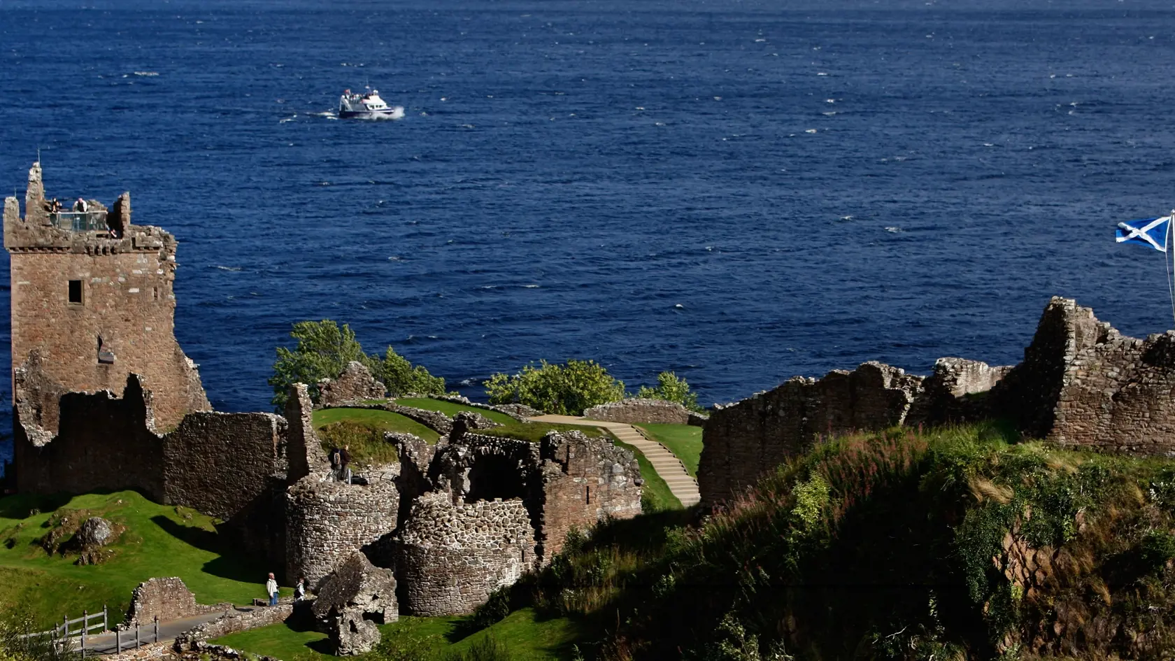 Druhé najväčšie Škótske jazero Loch Ness neláka turistov len kvôli príšere a bájkam o Nessie, ale aj svojou krásou a dokonalou prírodou.