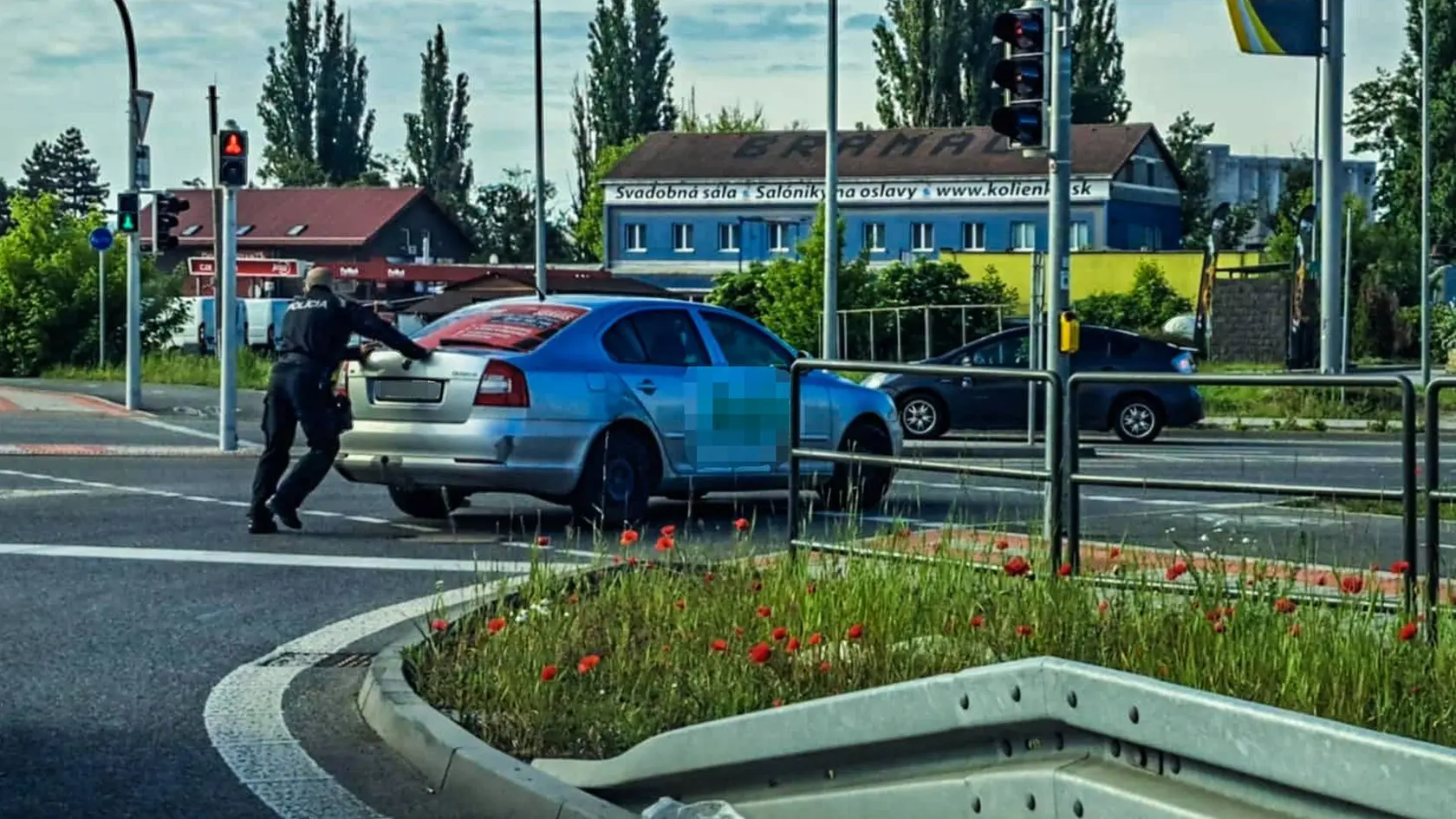 Policajt z Pohotovostnej motorizovanej jednotky KRPZ v Košiciach neváhal a pomohol auto vytlačiť mimo cesty.