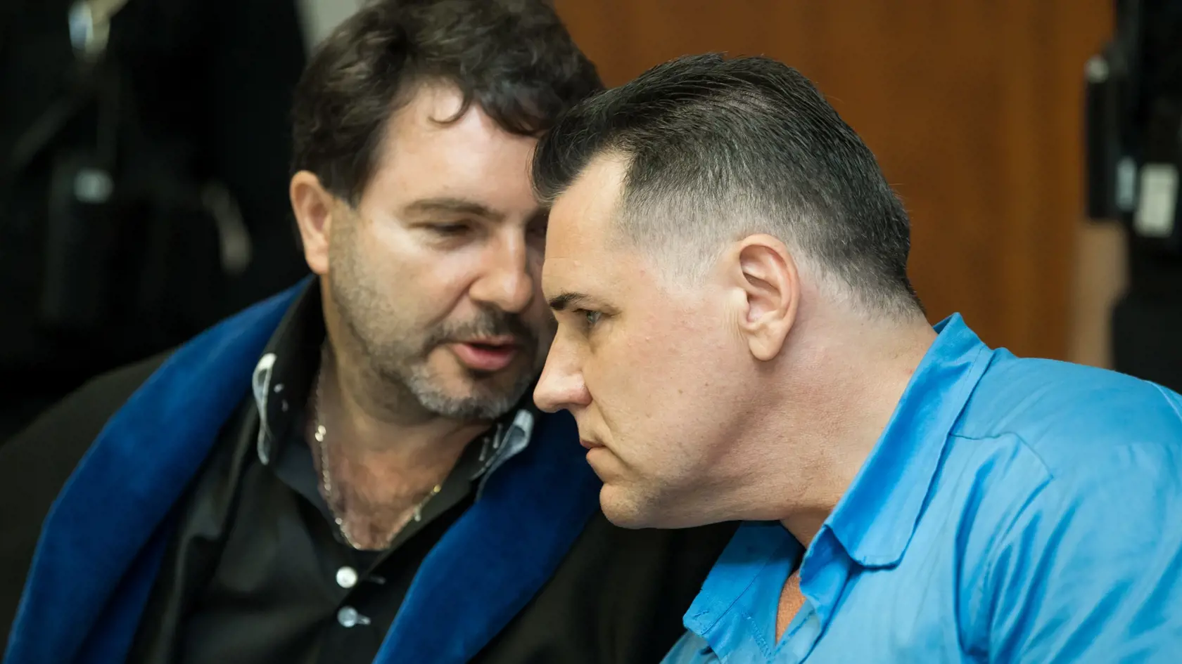 Výsluch niekoľkých obžalovaných za bránami väznice v bratislavskom Justičnom paláci.