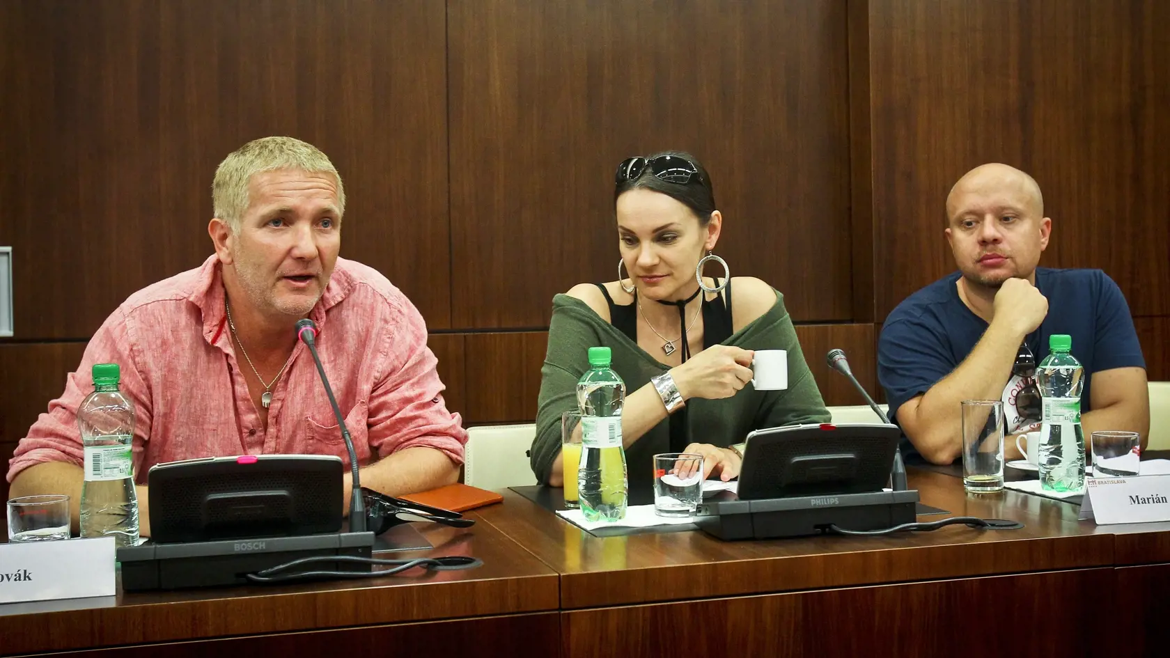 Na snimke zlava reziser Nikita Slovak, spevacka Misha a herec Marian Labuda mladsi pocas tlacovej konferencie, na ktorej novinarom predstavili prvy rocnik charitativnej akcie Misia 01.