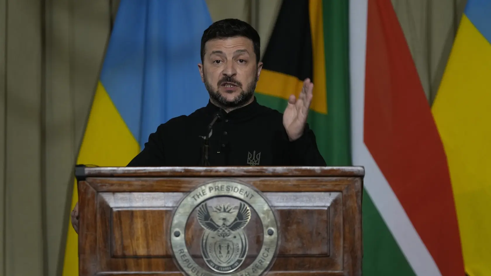 Na snímke prezident Ukrajiny Volodymyr Zelenskyj reční na tlačovej konferencii počas stretnutia s prezidentom Juhoafrickej republiky Cyrilom Ramaphosom v Pretórii 24. apríla 2025.