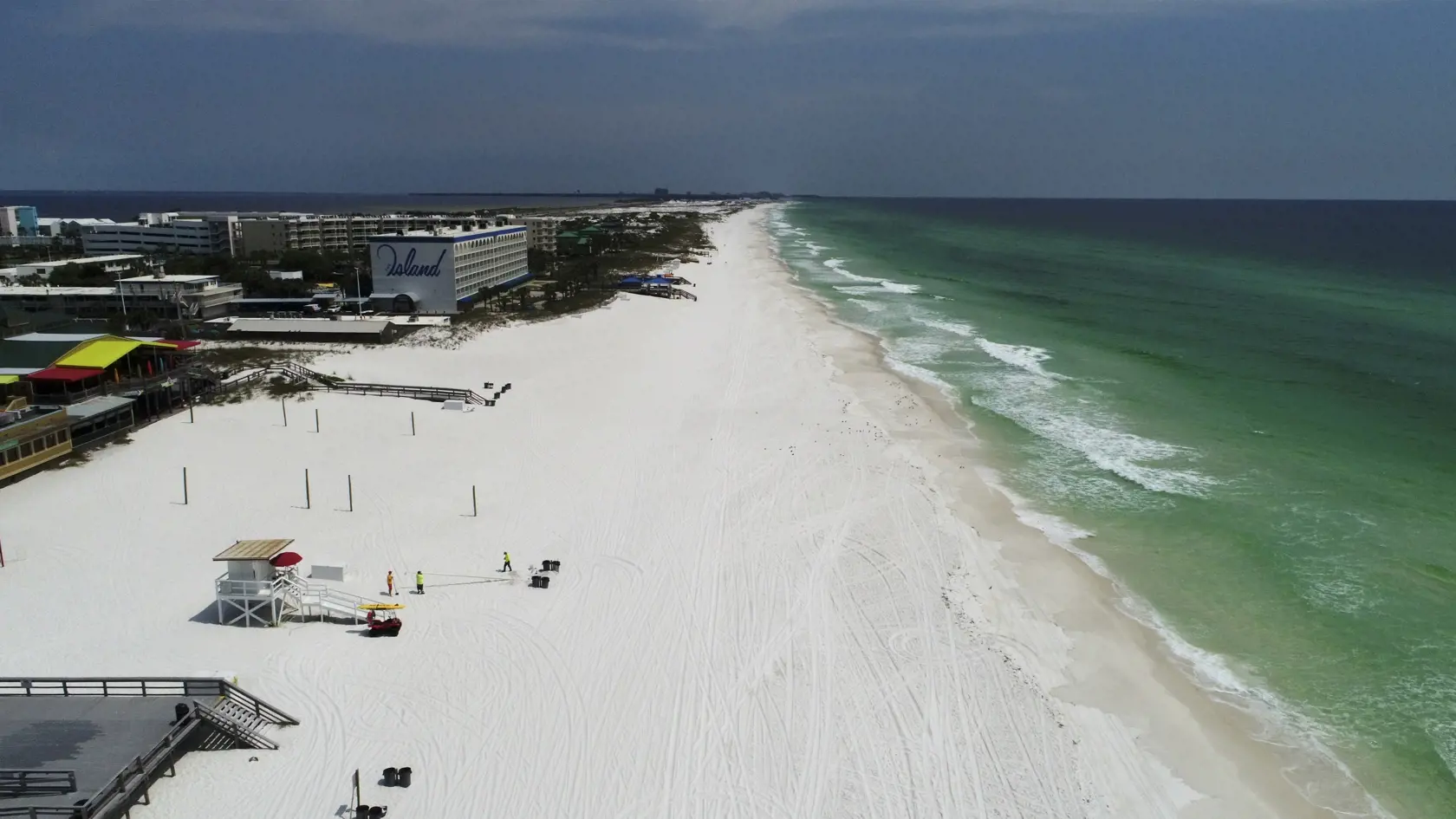 MIK 2 Fort Walton Beach - Pobrežná stráž opravuje plážovú vlajku na Okaloosa Island neďaleko Fort Walton Beach na Floride v USA 30. marca 2020. Pláže na Floride sú zavreté od 21. marca kvôli ochrane pred koronavírusom. FOTO TASR/AP

Lifeguards make repairs to a beach flag pole on Okaloosa Island near Fort Walton Beach, Fla., Monday, March 30, 2020. Beaches in the Florida panhandle have been closed by county officials since March 21 to prevent the spread of the new coronavirus. (Devon Ravine/Nort