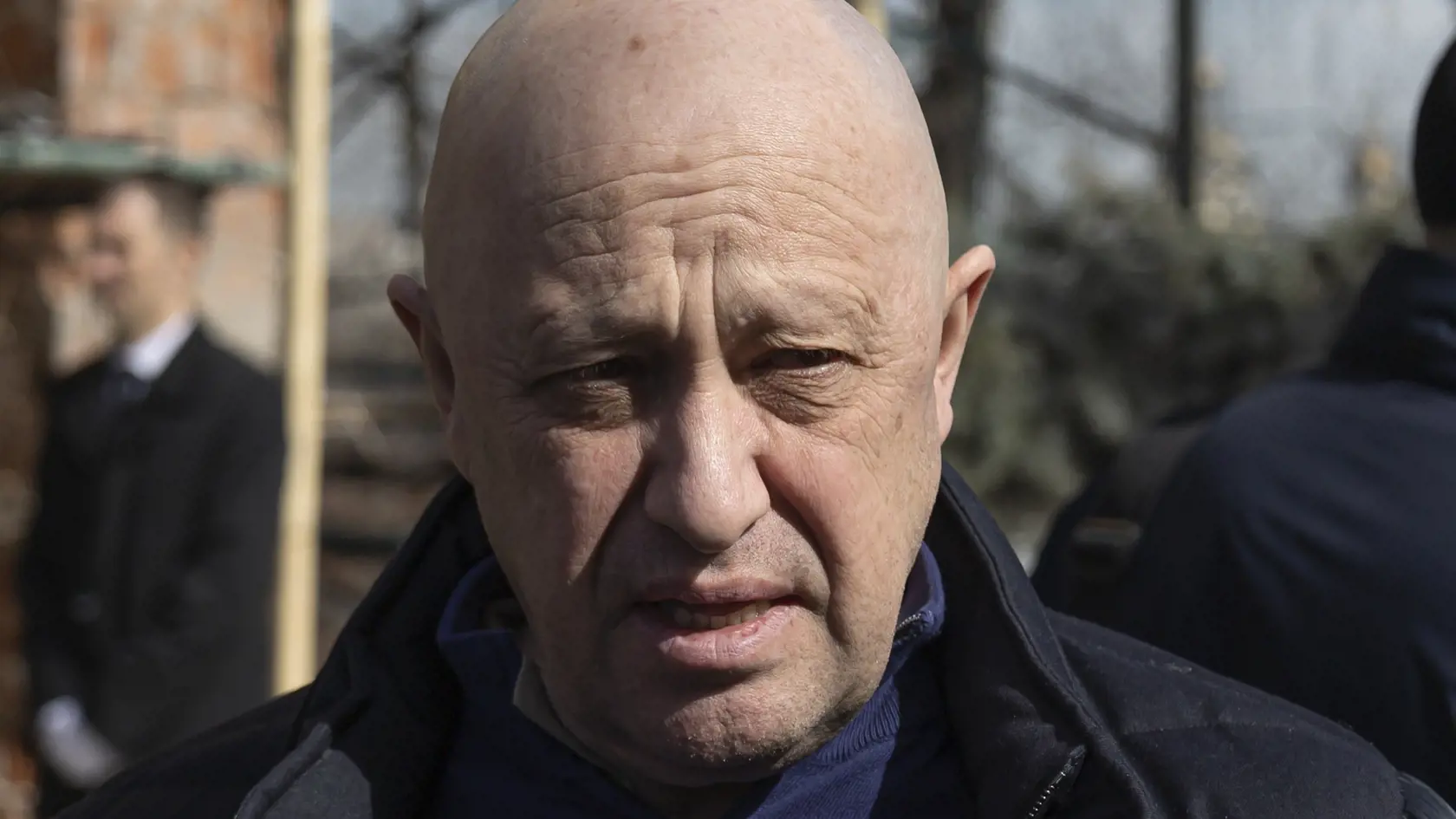 Zakladateľ ruskej žoldnierskej Vagnerovej skupiny Jevgenij Prigožin prichádza na pohreb ruského provojnového blogera Vladlena Tatarského na cintorín v Moskve v sobotu 8. apríla 2023.