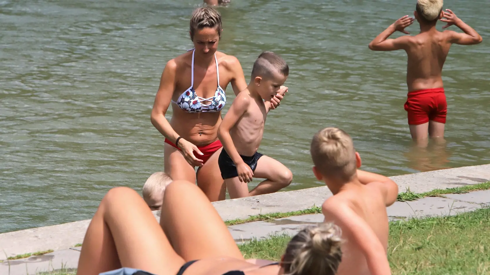 Na snímke ľudia sa kúpu a opaľujú počas letného dňa na vodnej nádrži Hrabovo v prímestskej časti Ružomberka v pondelok 24. júla 2023. FOTO TASR - Ján Krošlák