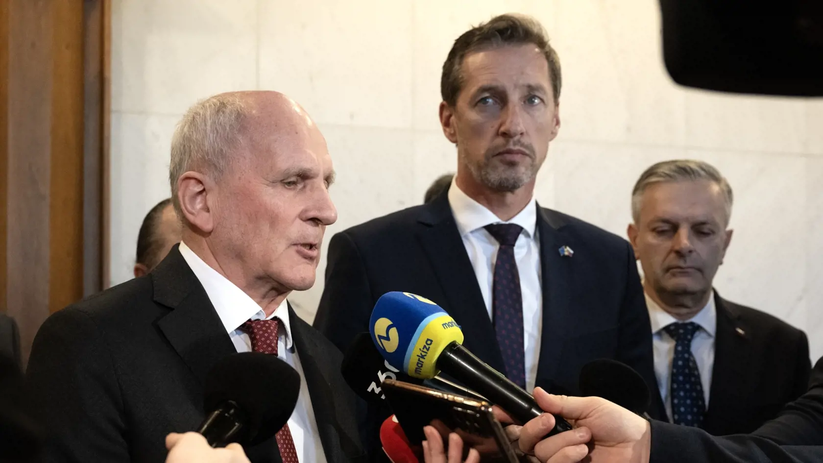 Na snímke zľava poslanec NR SR František Mikloško (KDH) a predseda KDH Milan Majeský počas vyjadrenia na mimoriadnej schôdzi NR SR k opozičnému návrhu na vyslovenie nedôvery vláde SR 21. januára 2024 v Bratislave. Správa, ktorú predniesol v pléne Národnej rady (NR) SR premiér Robert Fico (Smer-SD), obsahovala informácie, ktoré sa dajú ľahko nájsť na webe či sociálnych sieťach. Novinárom to povedal líder KDH Milan Majerský a poslanec František Mikloško (KDH). FOTO TASR - Pavel Neubauer