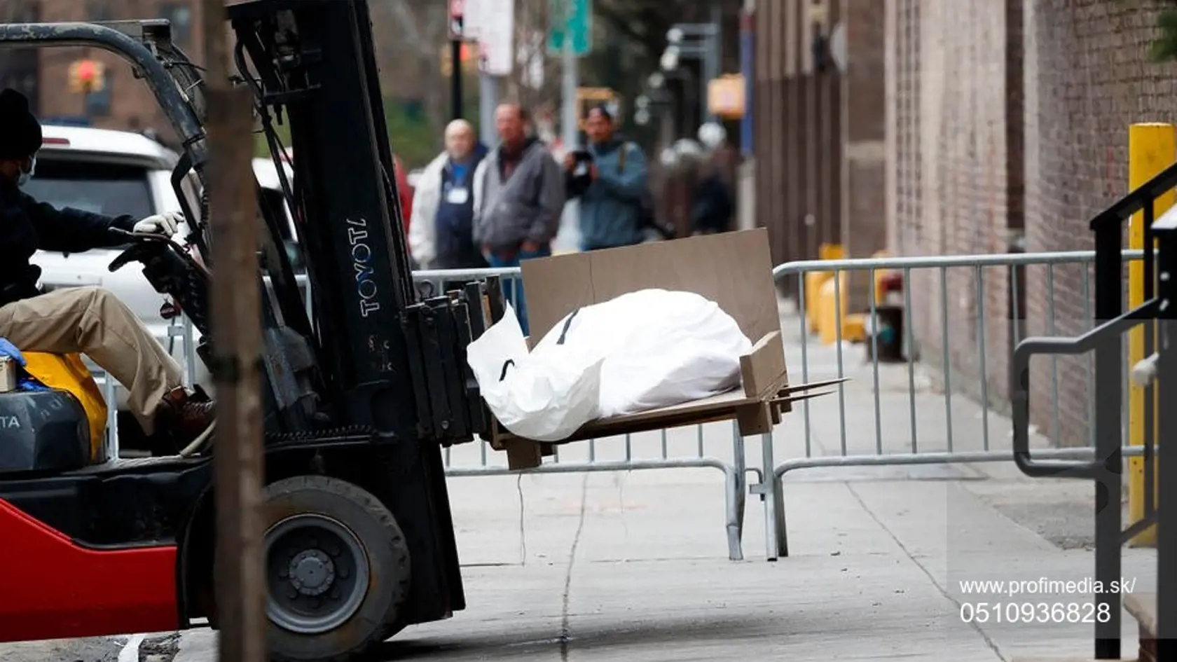 Nakladanie mŕtvych do mobilných márnic v New Yorku.