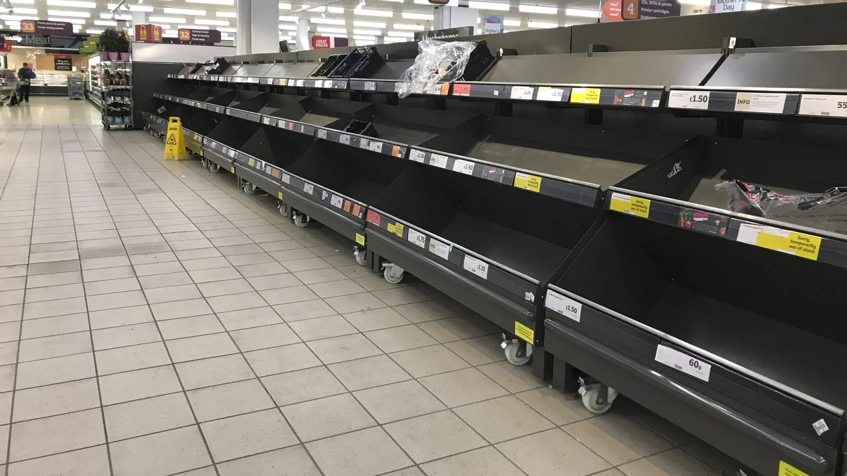 MIK 14 Londýn - Prázdne police v supermarkete v Londýne 19. marca 2020. Na 137 mŕtvych stúpol vo štvrtok v Británii počet obetí ochorenia COVID-19 spôsobovaného koronavírusom SARS-CoV-2, čo je nárast o 33 úmrtí za posledných 24 hodín. FOTO TASR/AP

Empty shelves in a supermarket in London, Thursday, March 19, 2020. For most people, the new coronavirus causes only mild or moderate symptoms, such as fever and cough. For some, especially older adults and people with existing health problems, it can