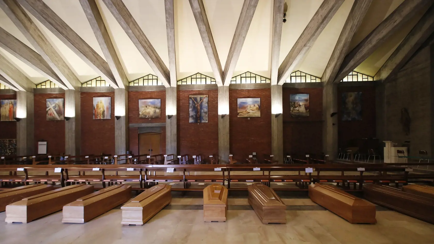 MIK 24 Seriate - Na snímke sú rakvy zoradené na podlahe v kostole San Giuseppe v Seriate, pri Bergame, v jednej z najviac postihnutých oblastí koronavírusom, ktoré čakajú na prevoz do krematória. Seriate v Taliansku 26. marca 2020. FOTO TASR/AP 

Coffins are lined up on the floor in the San Giuseppe church in Seriate, one of the areas worst hit by coronavirus, near Bergamo, Italy, waiting to be taken to a crematory, Thursday, March 26, 2020. The new coronavirus causes mild or moderate symptoms f
