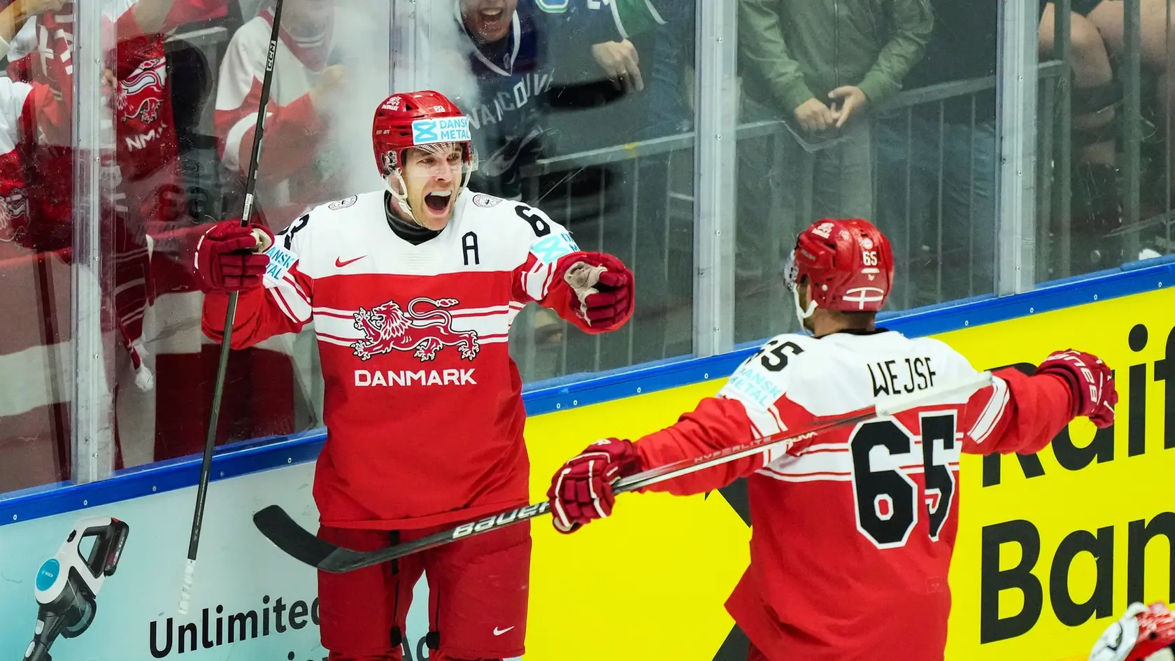 Na snímke dánsky hráč Patrick Russell (vľavo) sa teší z gólu so spoluhráčom Christianom Wejseom v zápase B-skupiny Dánsko - Nórsko.