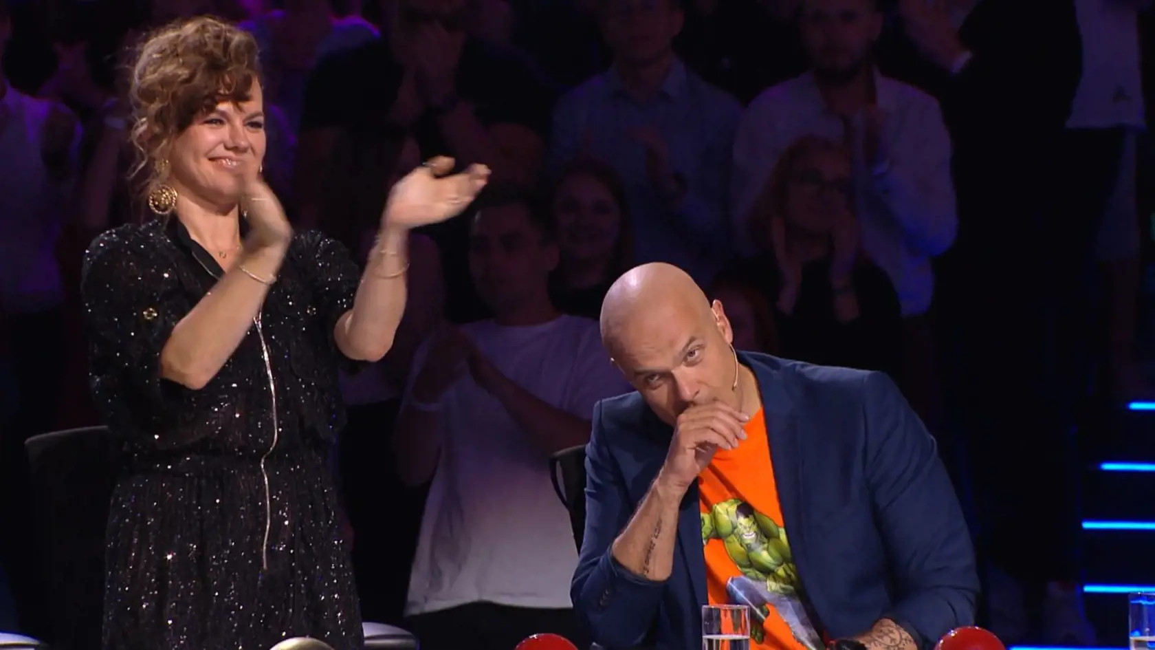 Šok v ČSMT: Na pódiu sa objavil "brat" Jozefa Pátroviča. V skutočnosti to však bol zamaskovaný Rytmus, o ktorom nikto netušil.